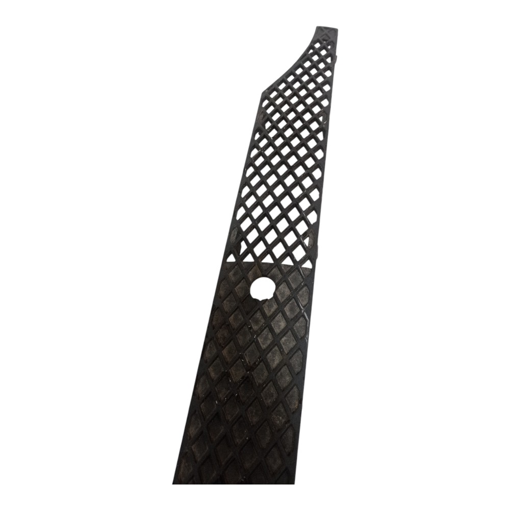 Friso Moldura Grade Inferior Direito Mercedes Axor  Preto 2