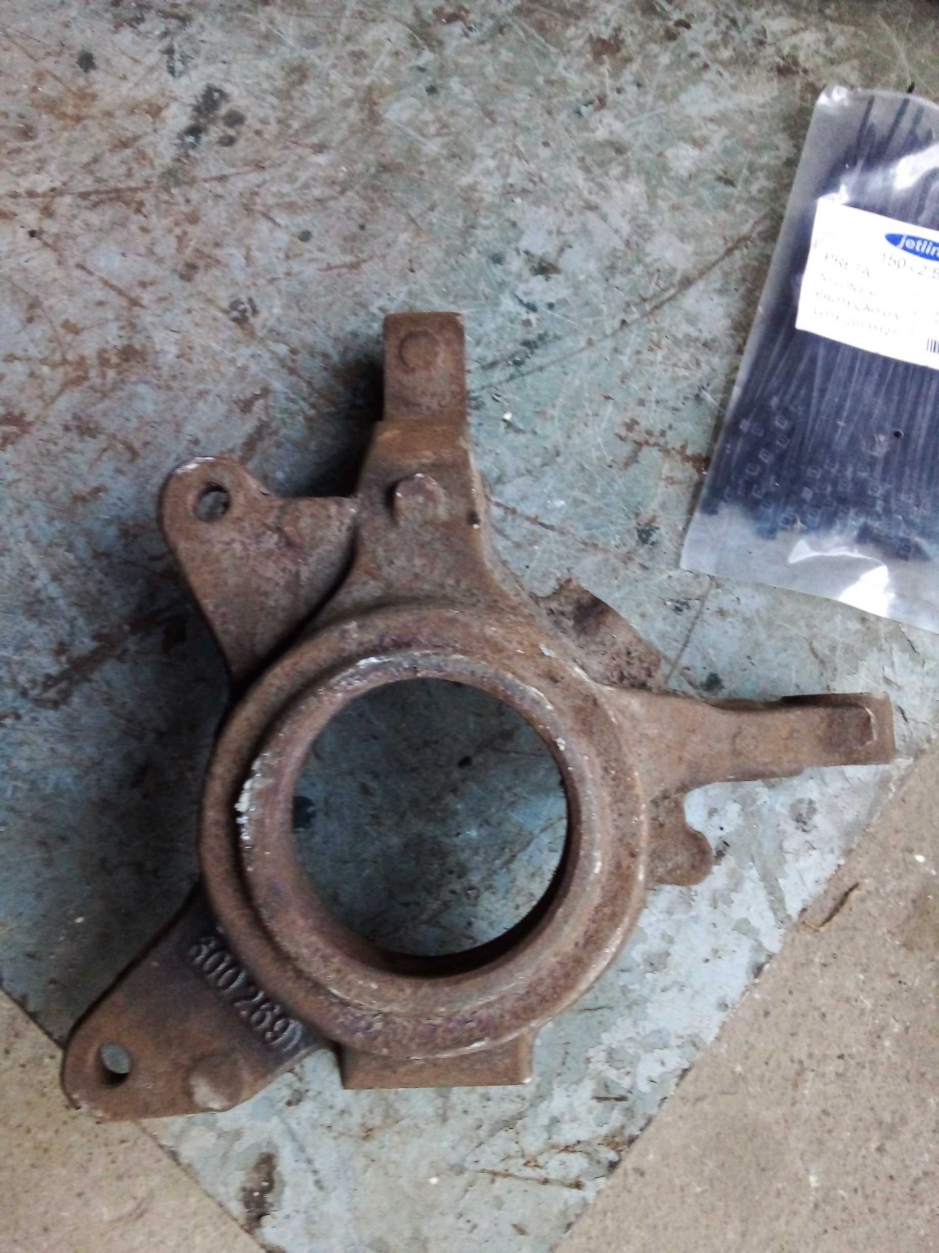 Cubo montante dianteiro esquerdo Renault Scenic 99 2