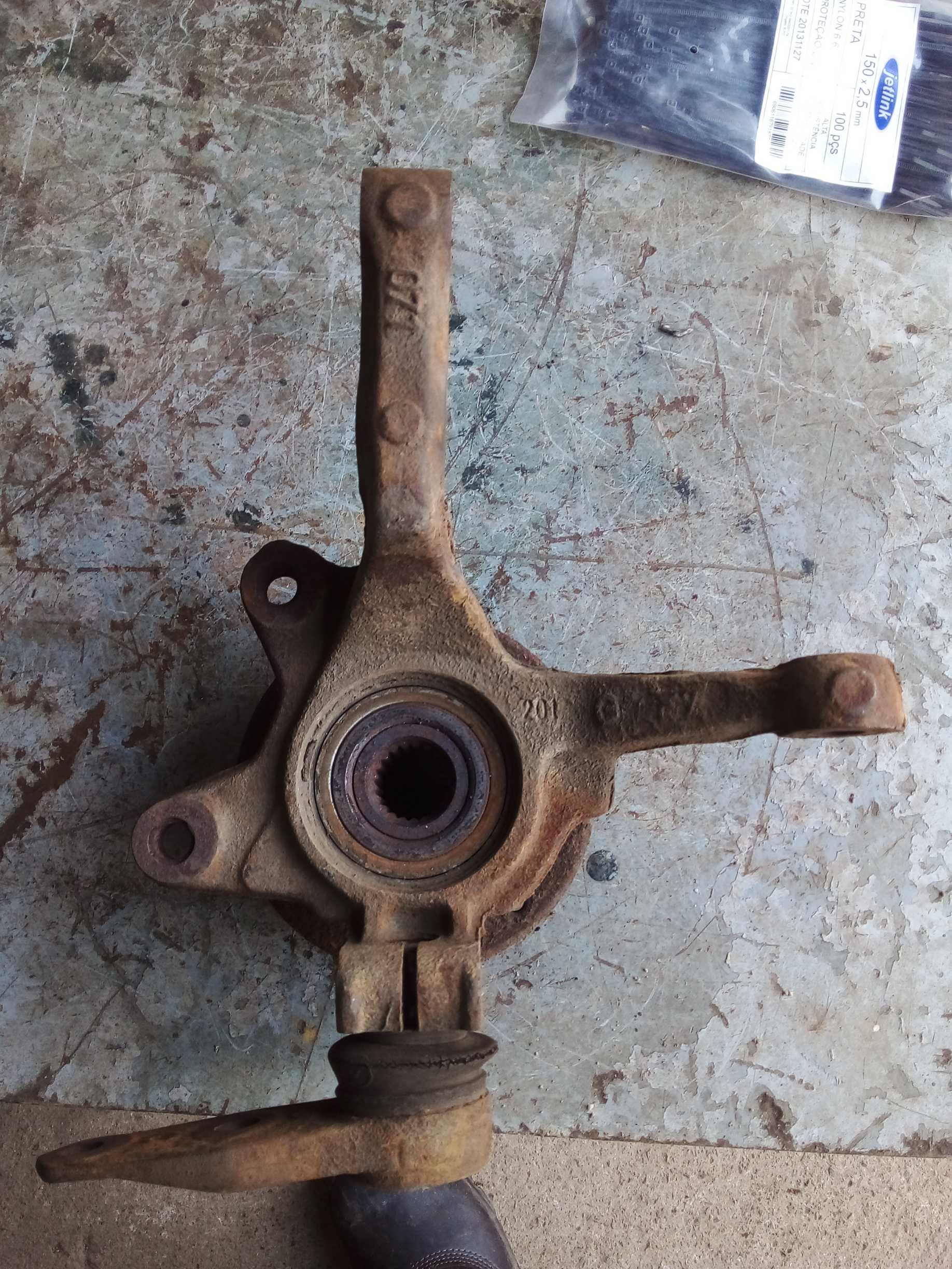 Cubo montante dianteiro direito Renault Clio 2005 2