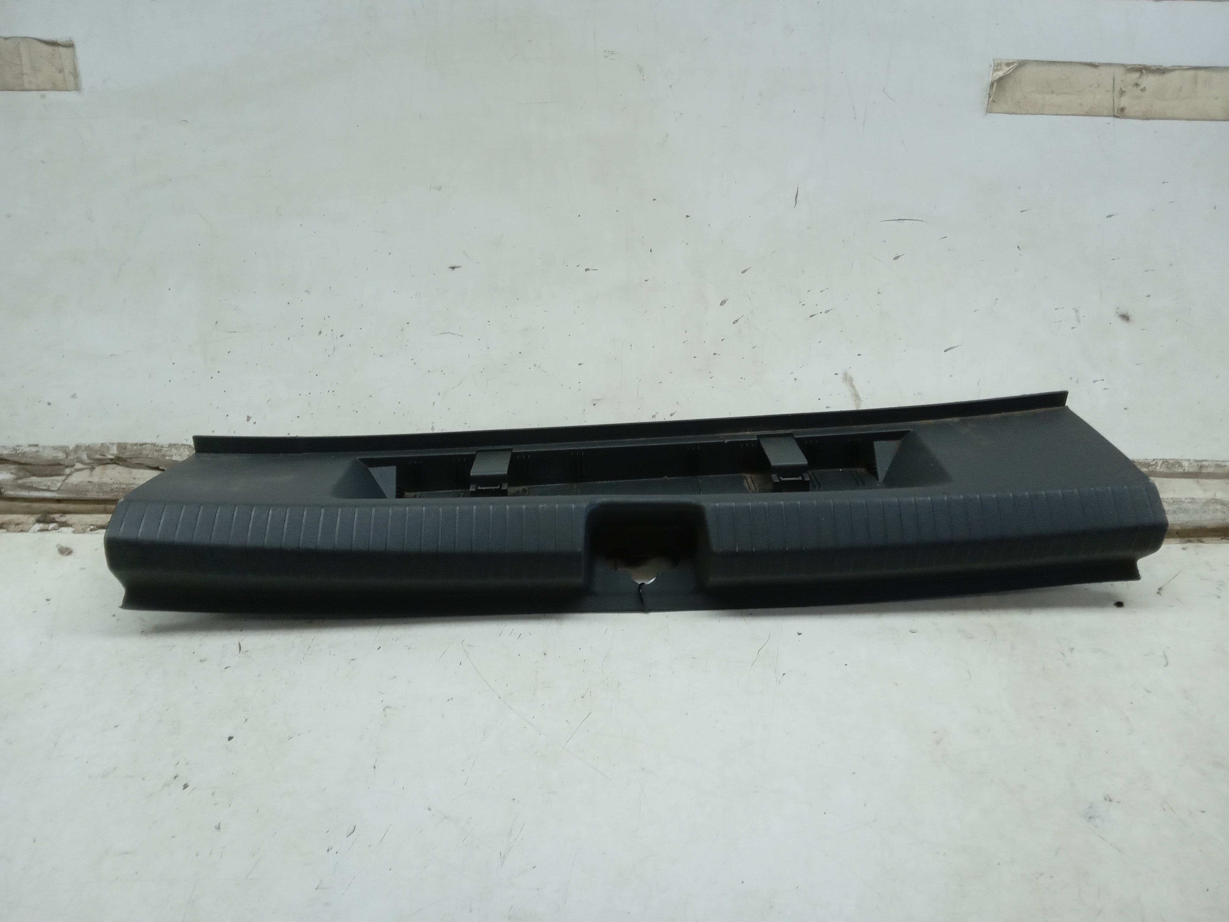 MOLDURA ACABAMENTO SOLEIRA PORTA MALAS VW VIRTUS 2019 1
