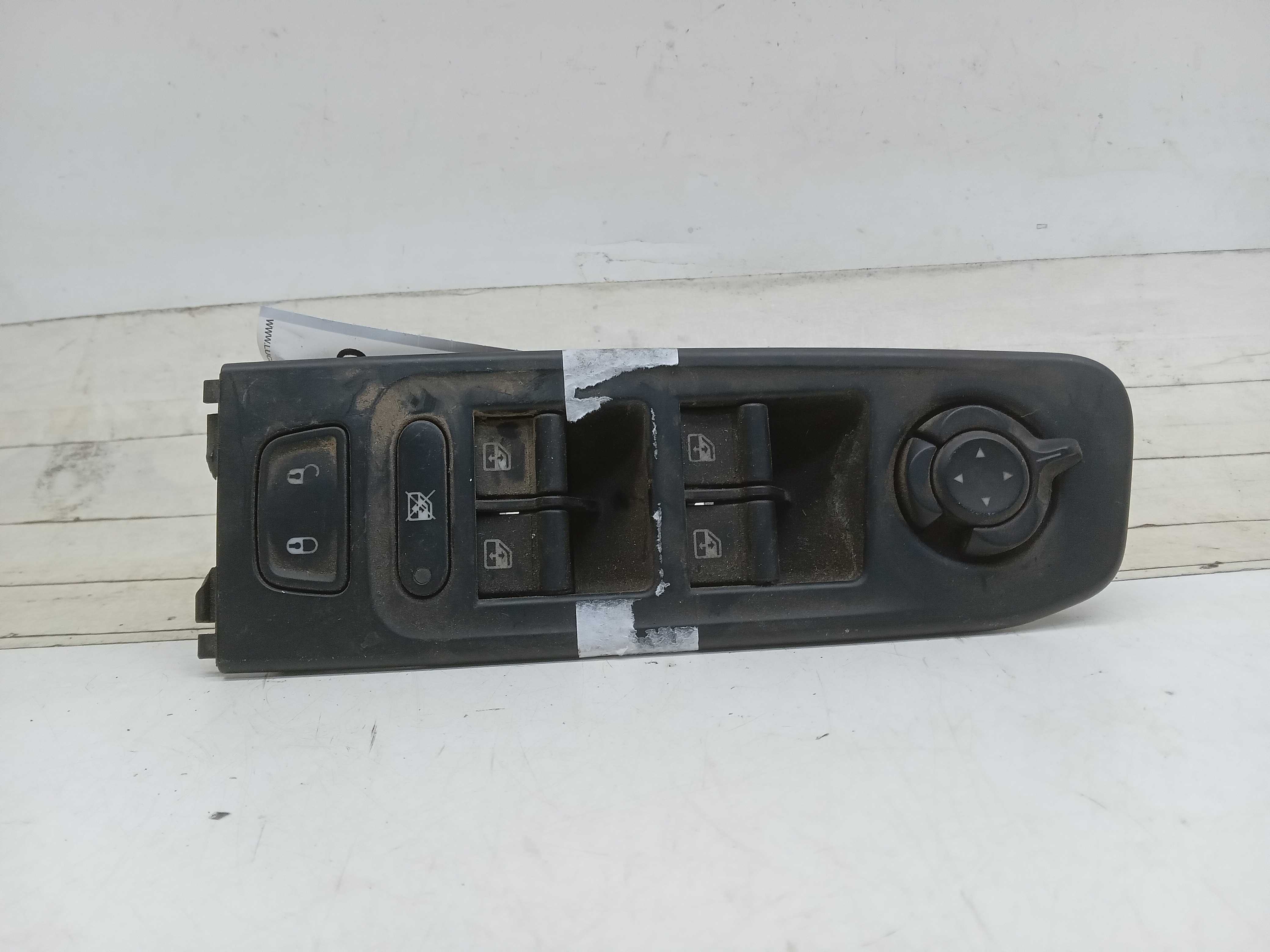 MOLDURA COMANDO BOTAO VIDRO DIANTEIRA LE FIAT TORO 2