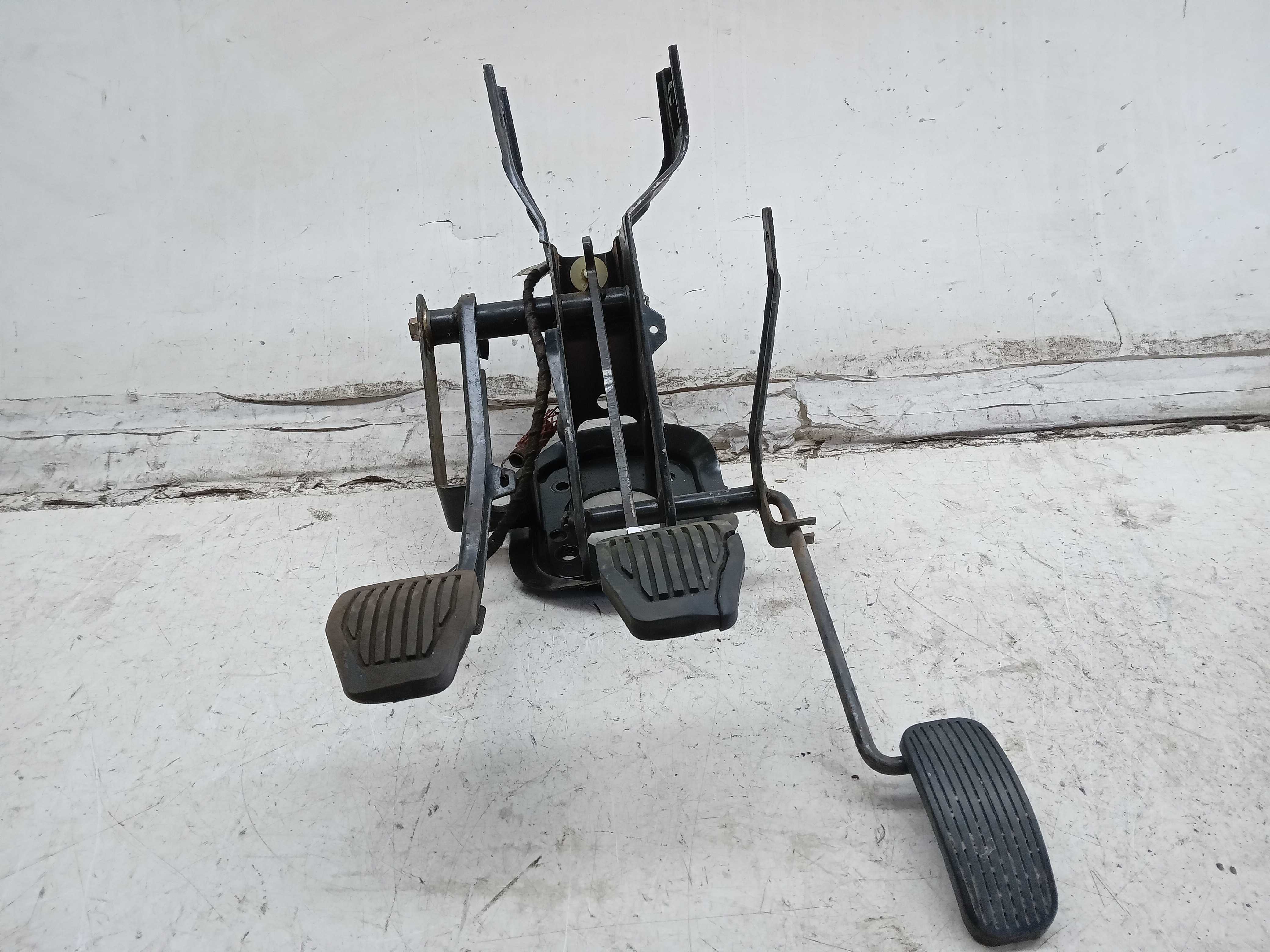 PEDALEIRA PEDAL EMBREAGEM FREIO ACELERADOR VOLVO 460 1995 2