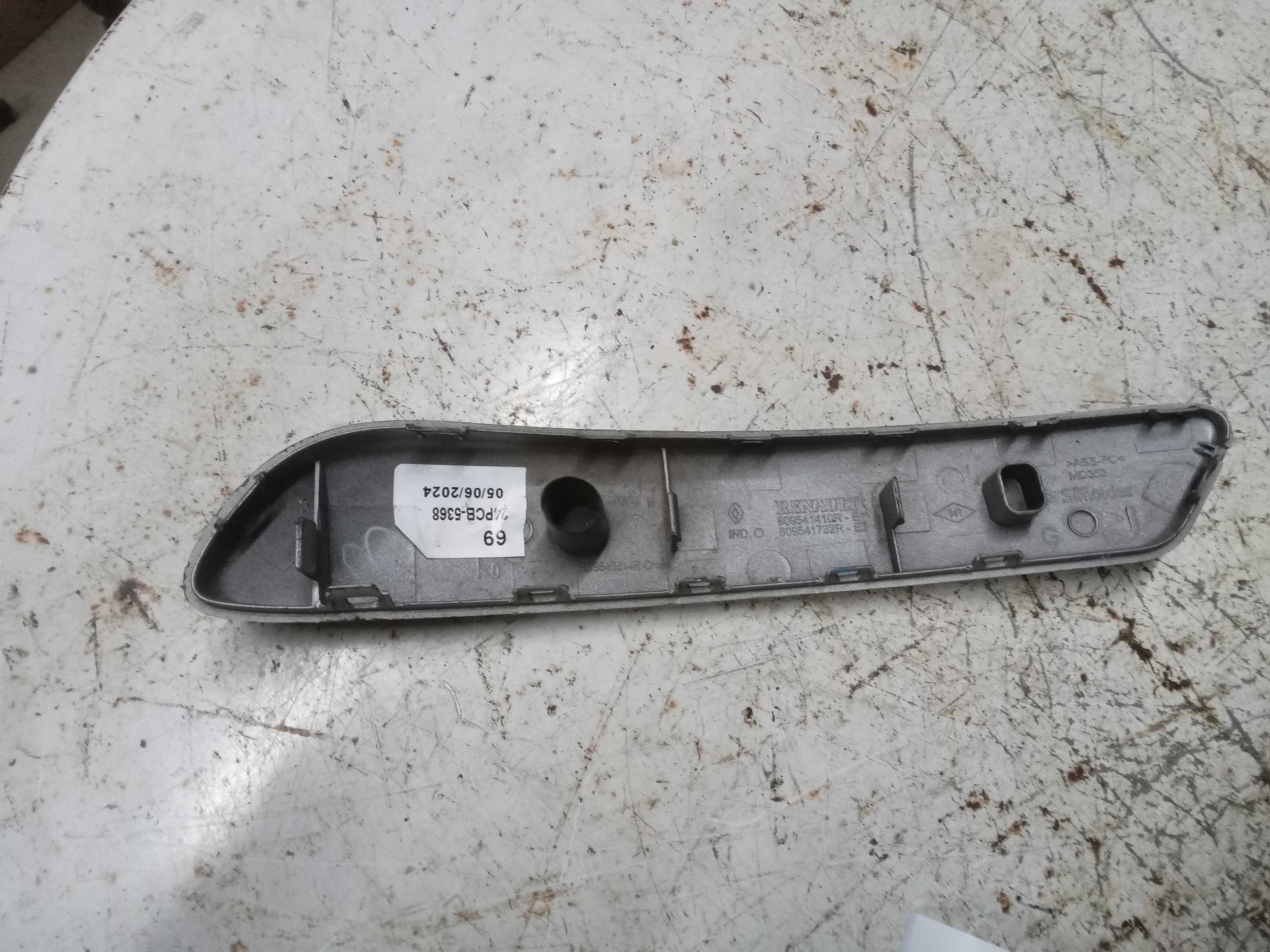 MOLDURA PUXADOR ACABAMENTO PORTA DIANTEIRO ESQ SANDERO 1
