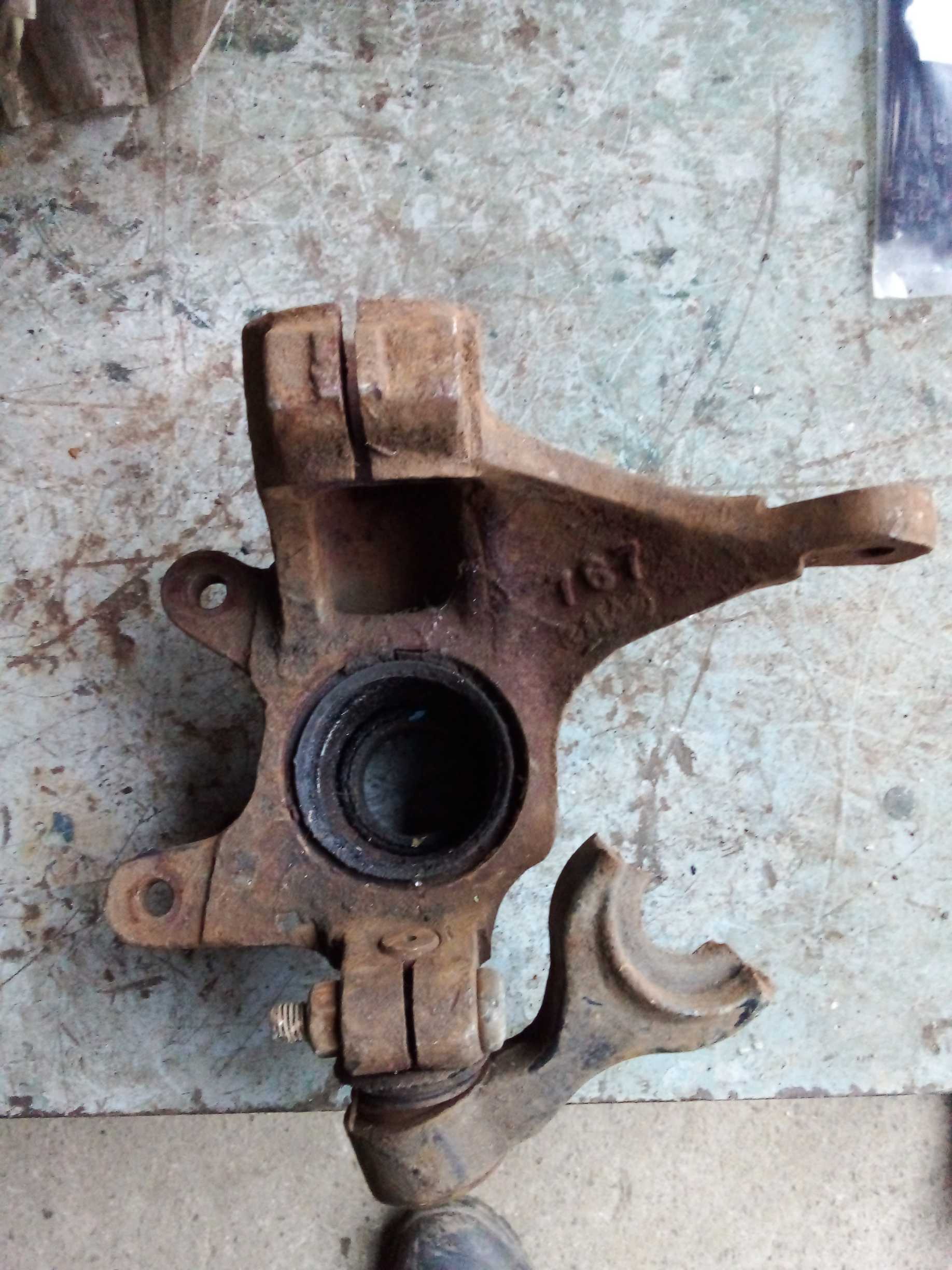 Cubo montante dianteiro direito Escort Hobby 1995