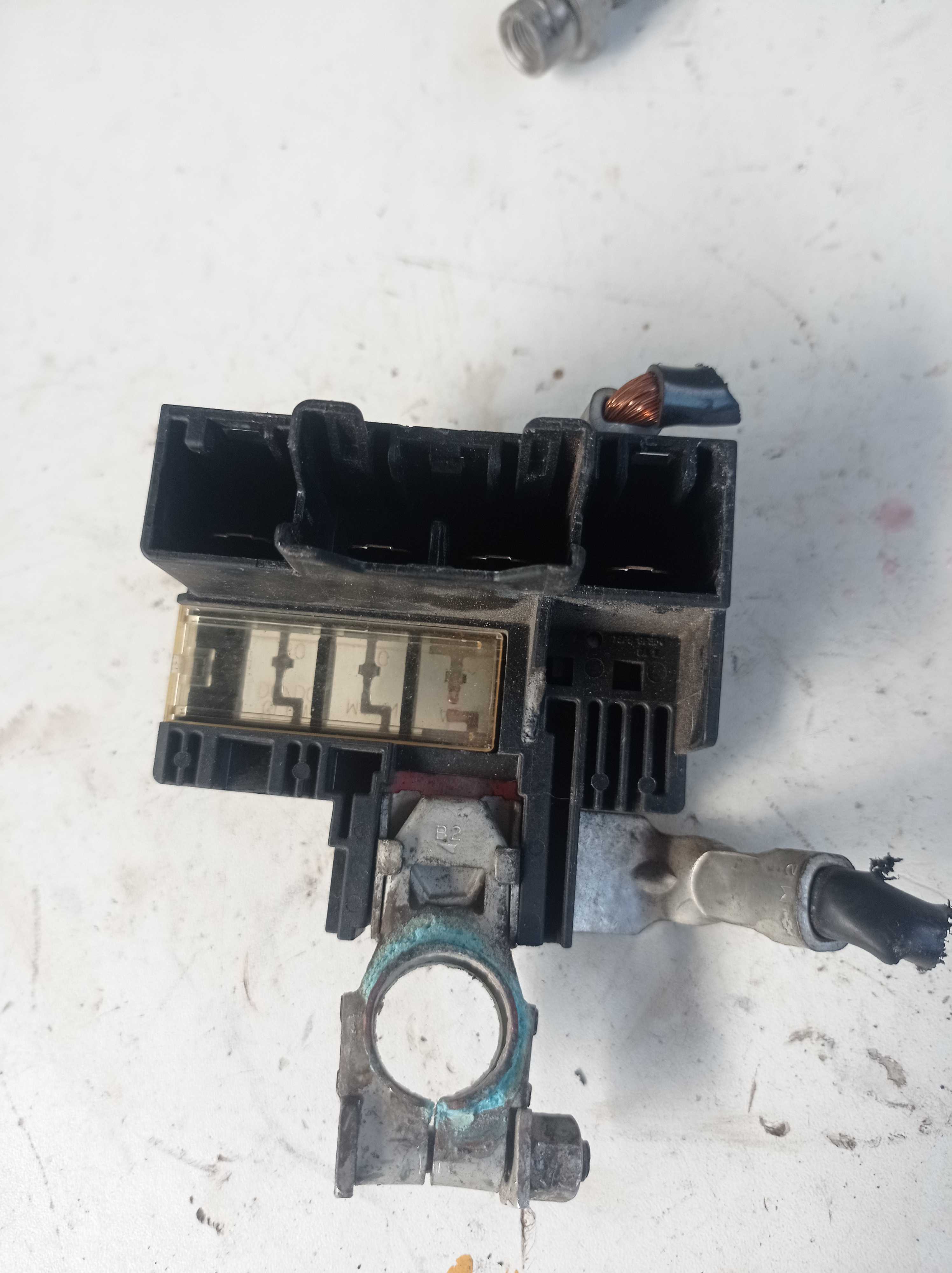 Terminal polo placa positivo bateria Yaris 2018 2
