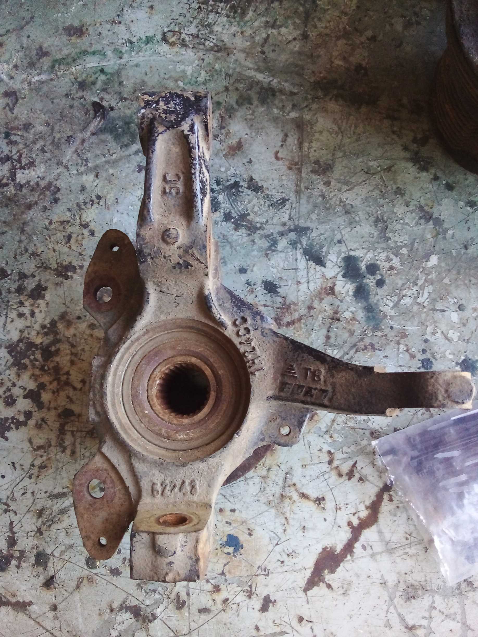CUBO MONTANTE DIANTEIRO DIREITO FIAT STRADA 1