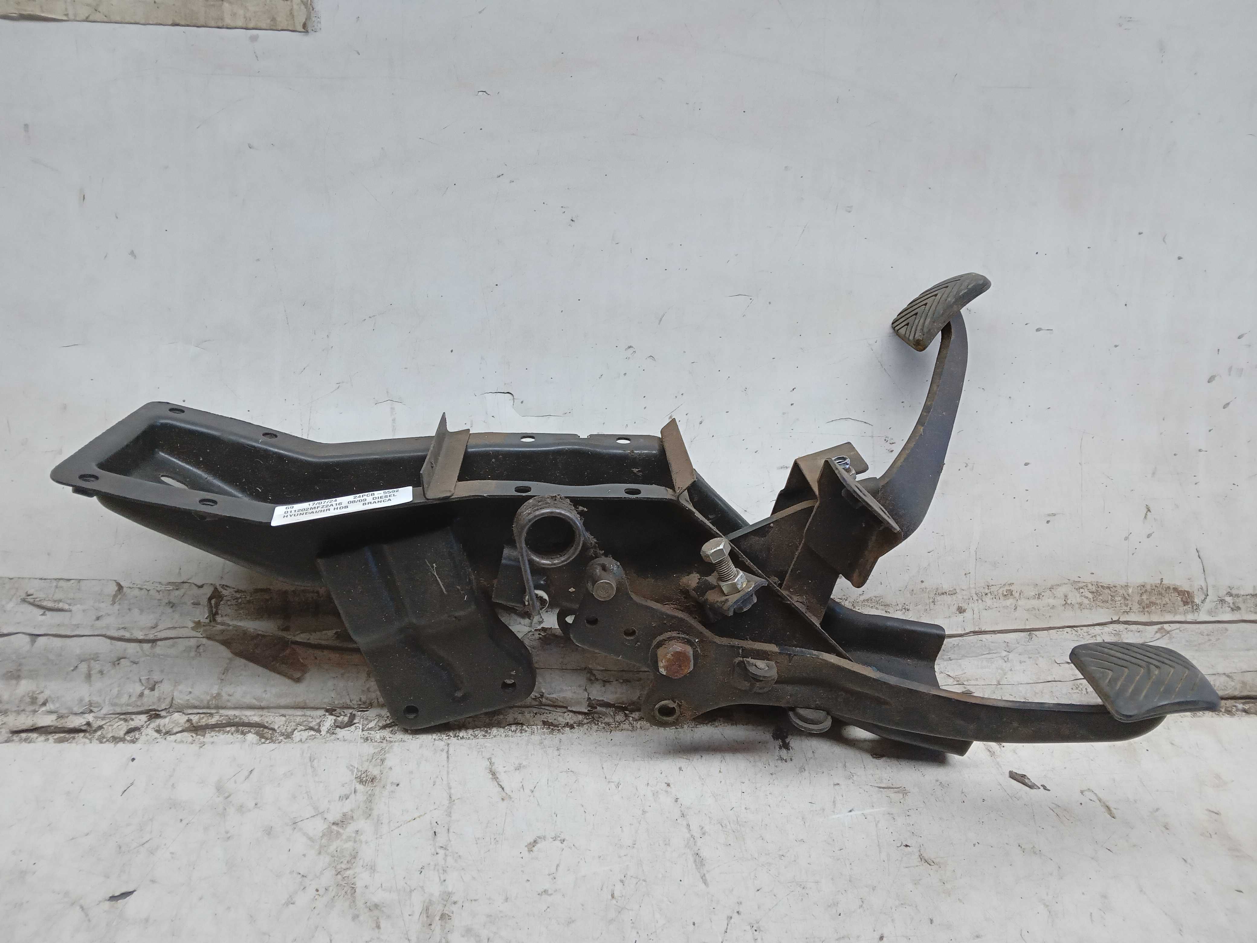 PEDALEIRA PEDAL FREIO EMBREAGEM HYUNDAI HR 2009