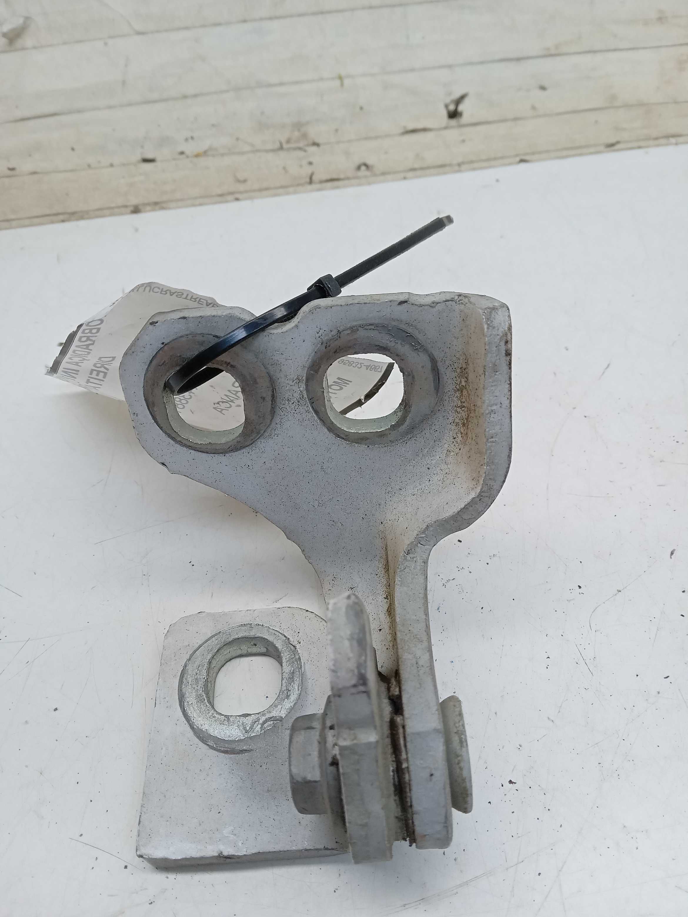 DOBRADIÇA INFERIOR PORTA DIANTEIRA LD Fiat Argo 2020 1