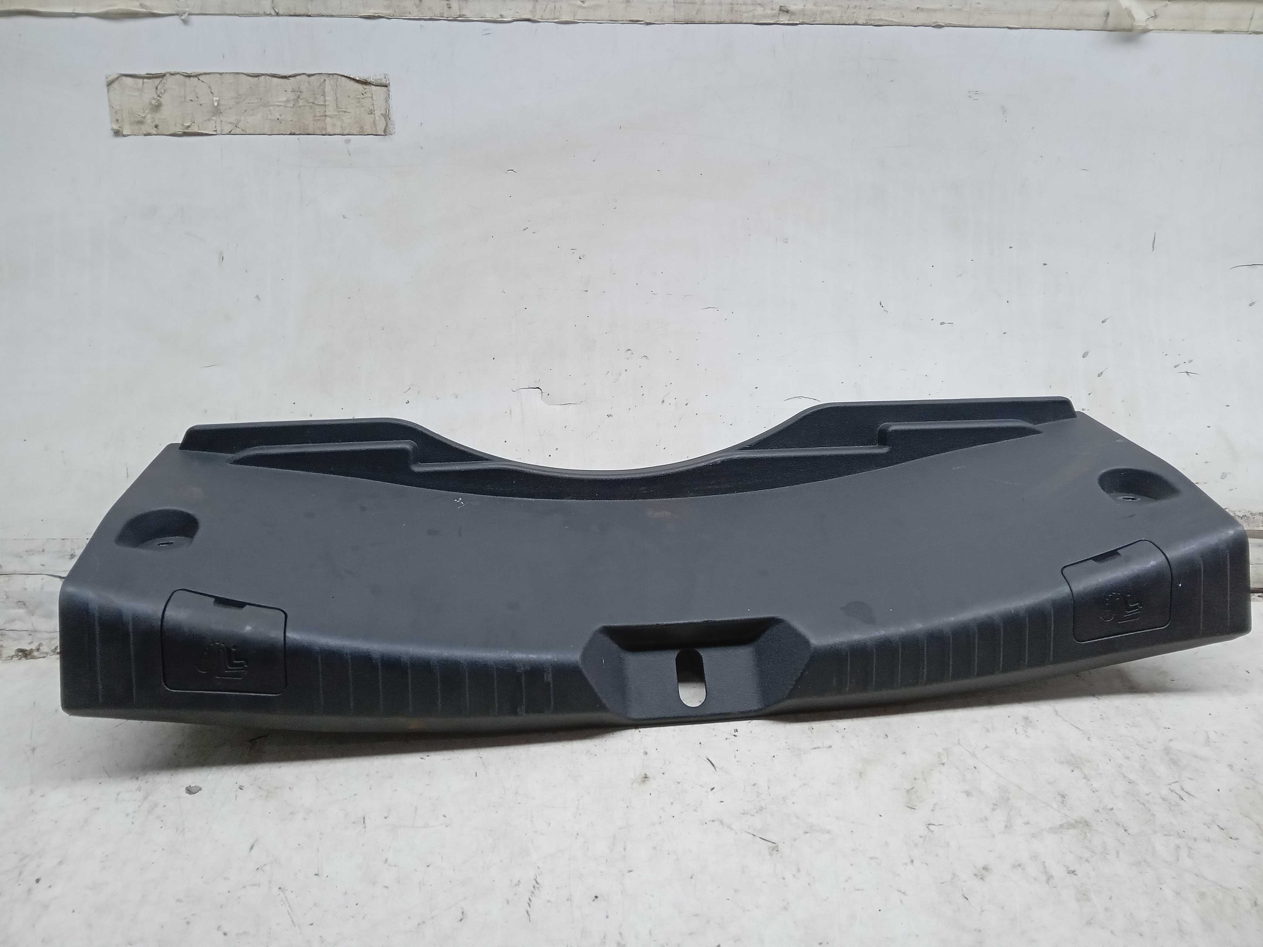 Acabamento porta malas porta toyota yaris 2018