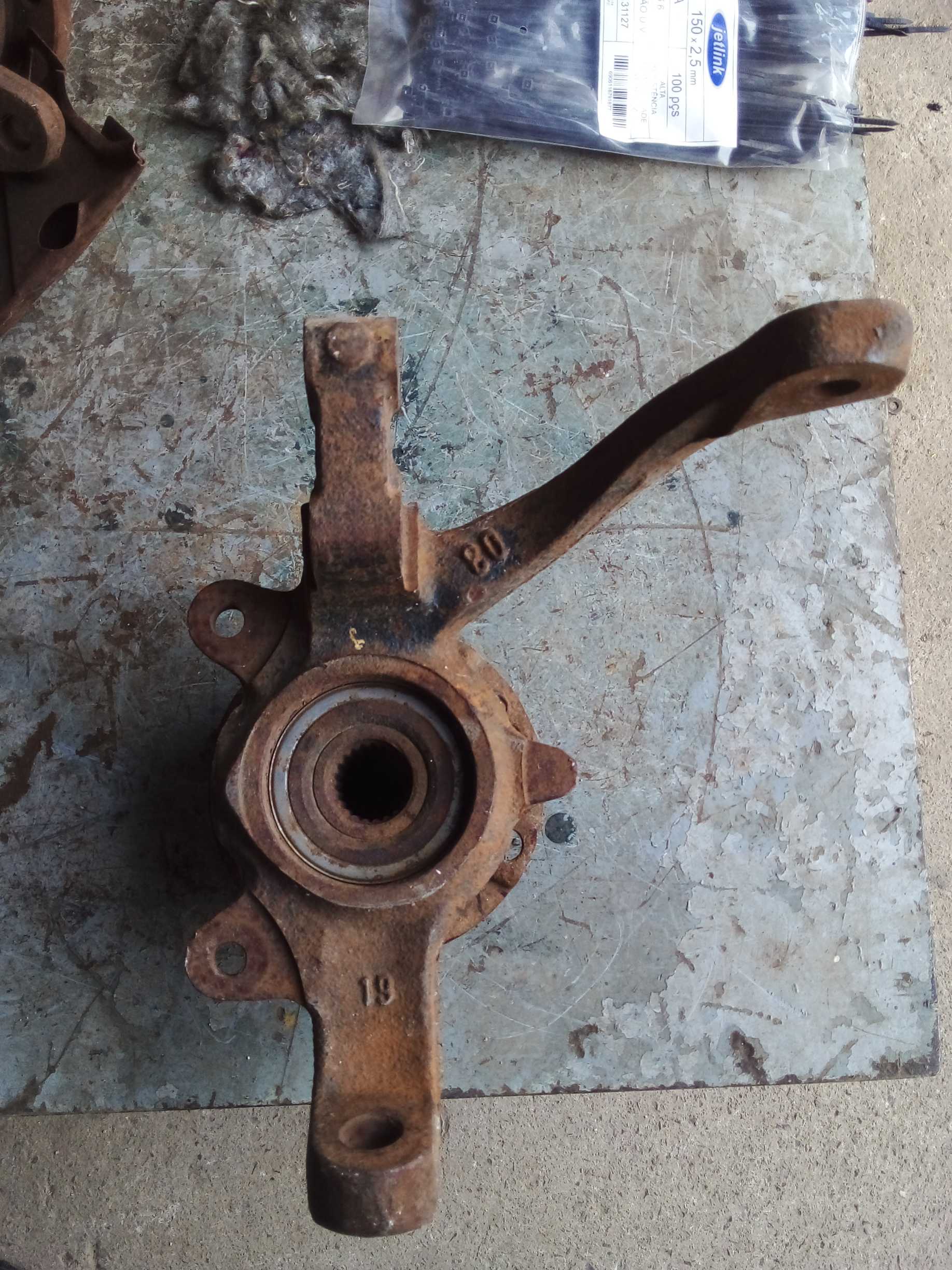 Cubo montante dianteiro direito Fiat Uno