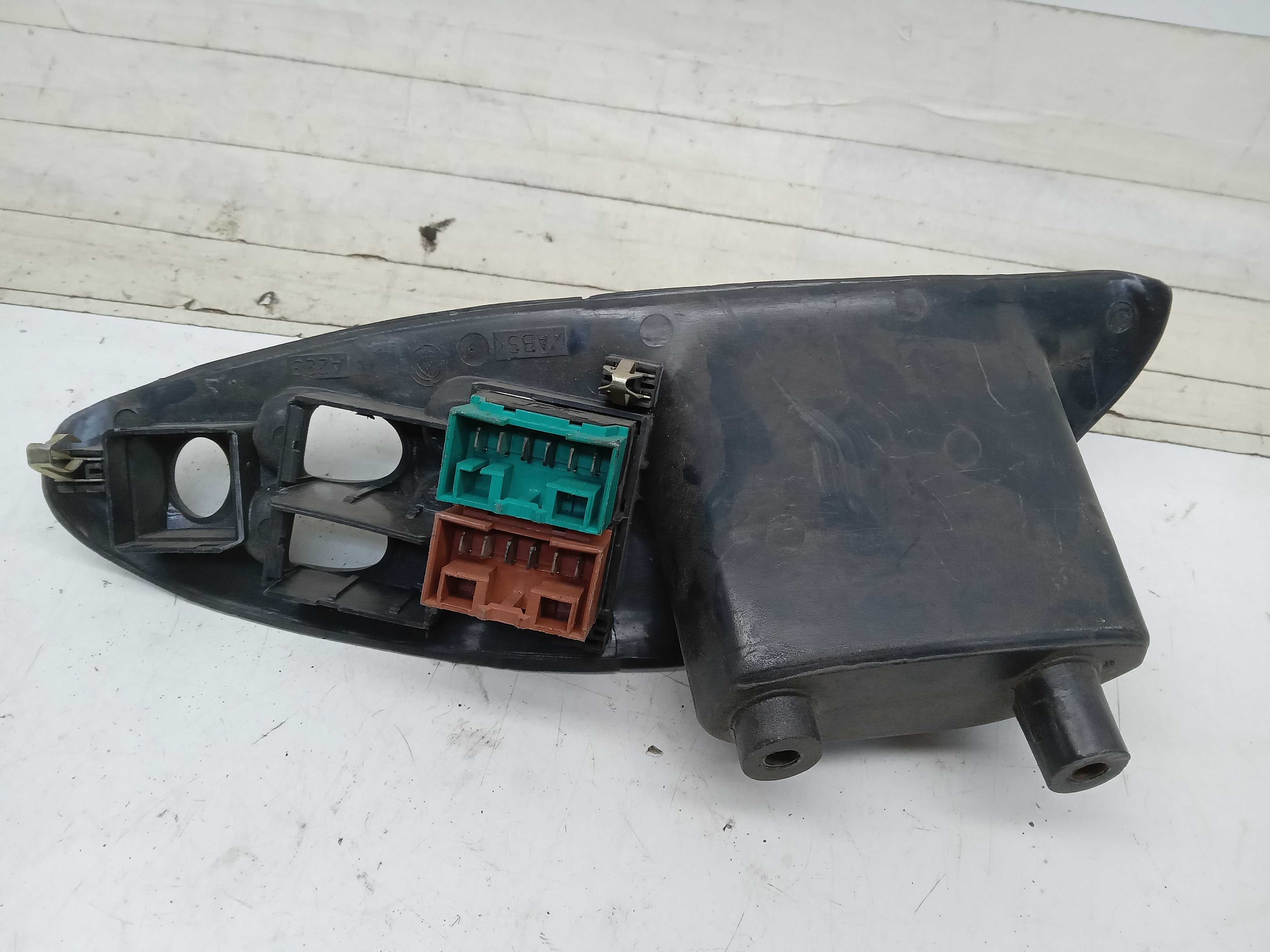 MOLDURA COMANDO BOTAO VIDRO PUXADOR PORTA DIANT LE MAREA 02 2
