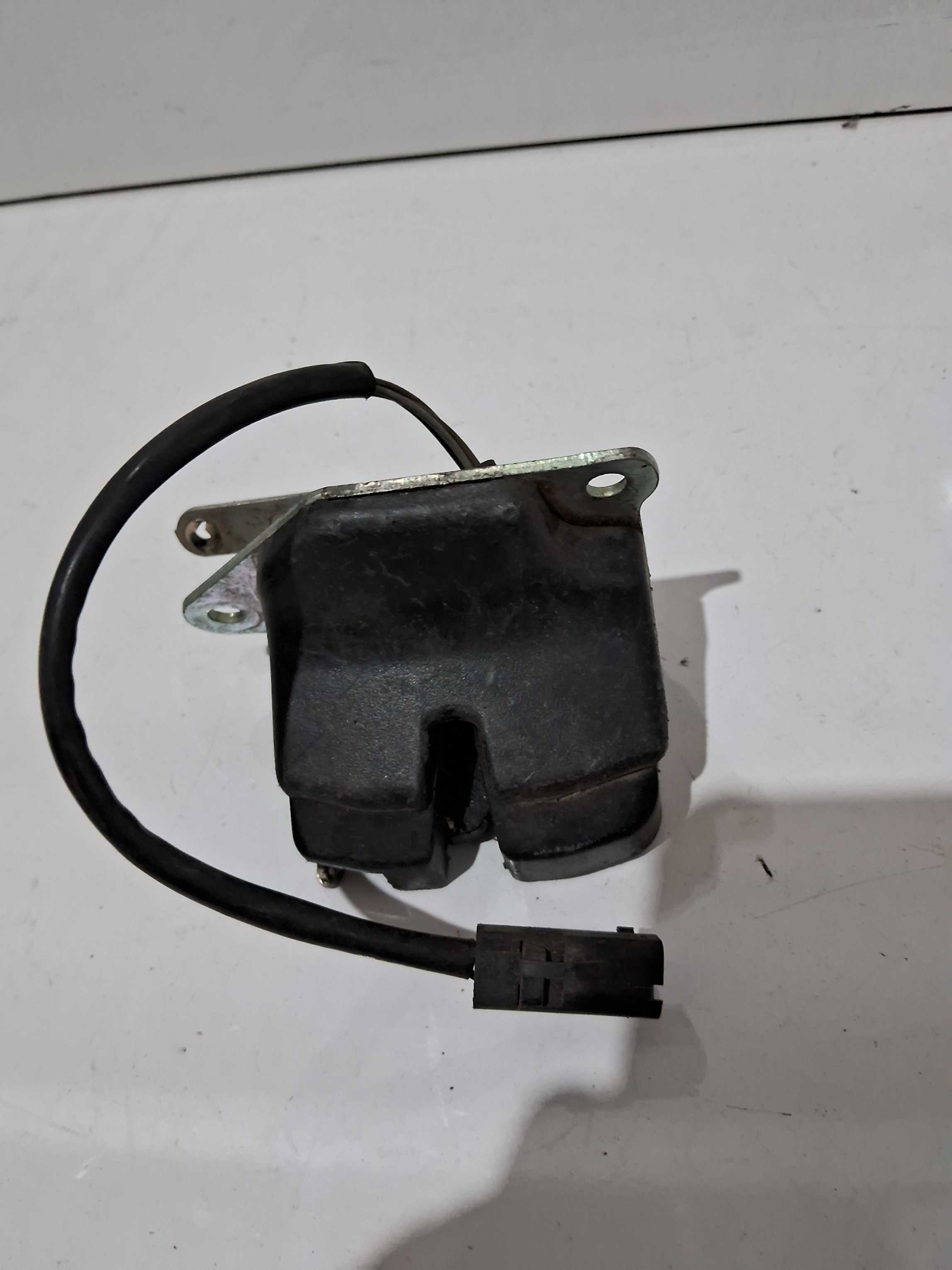 Fechadura elétrica da tampa traseira do Fiat Uno Vivace 2015