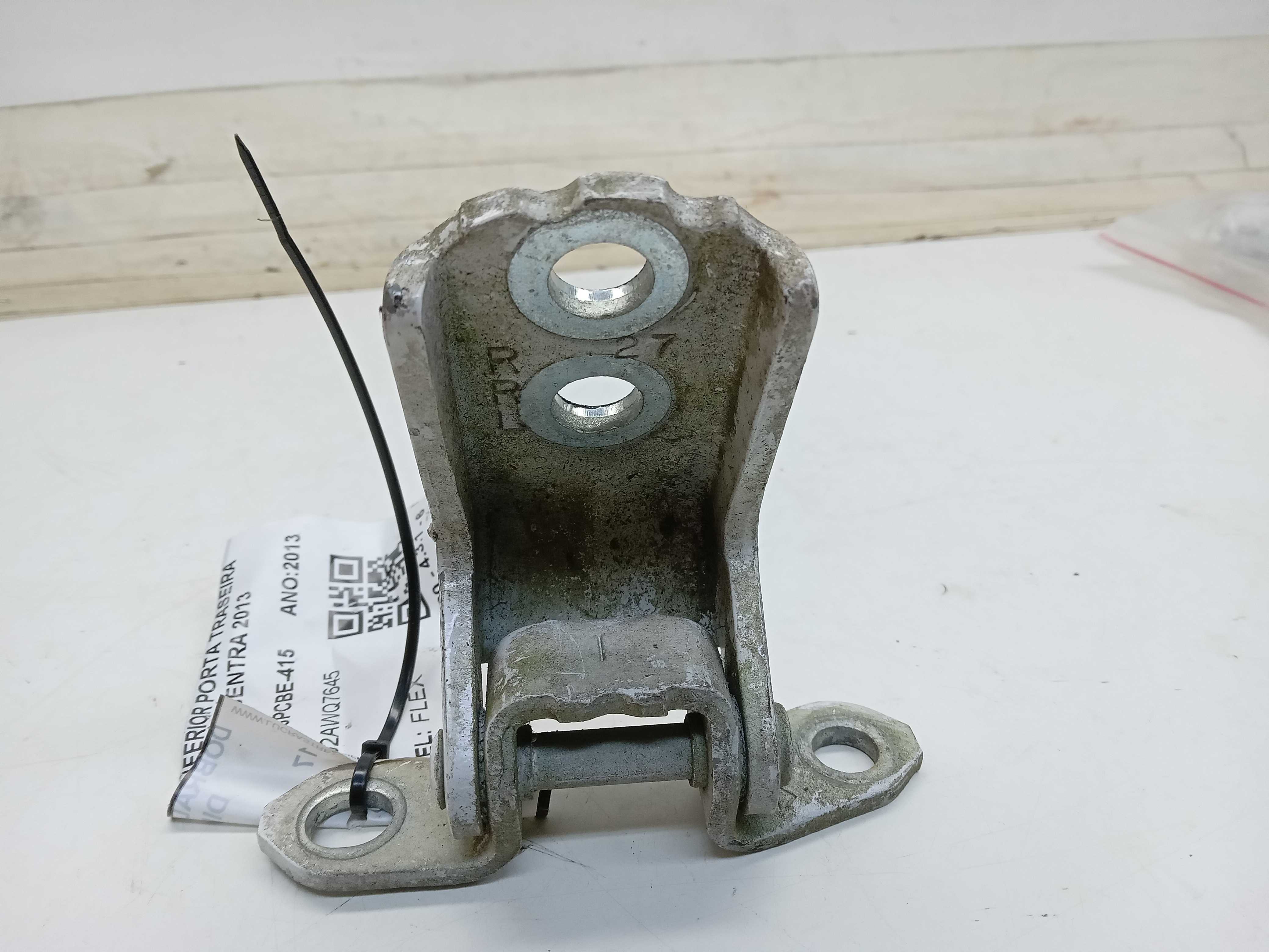DOBRADIÇA INFERIOR PORTA TRASEIRA LD NISSAN SENTRA 2013 2