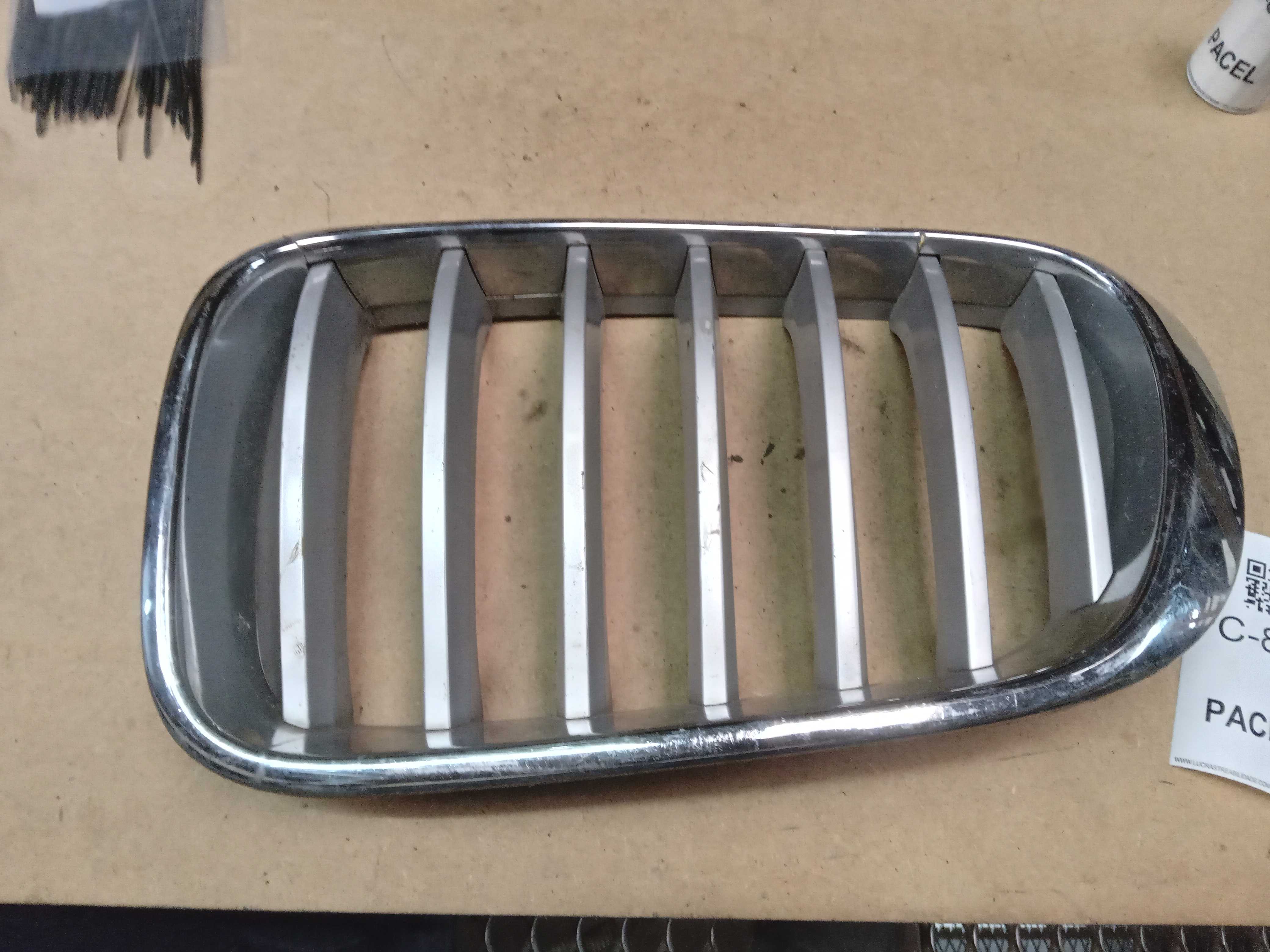 GRADE DIANTEIRA LADO DIREITO BMW X1 2011 1