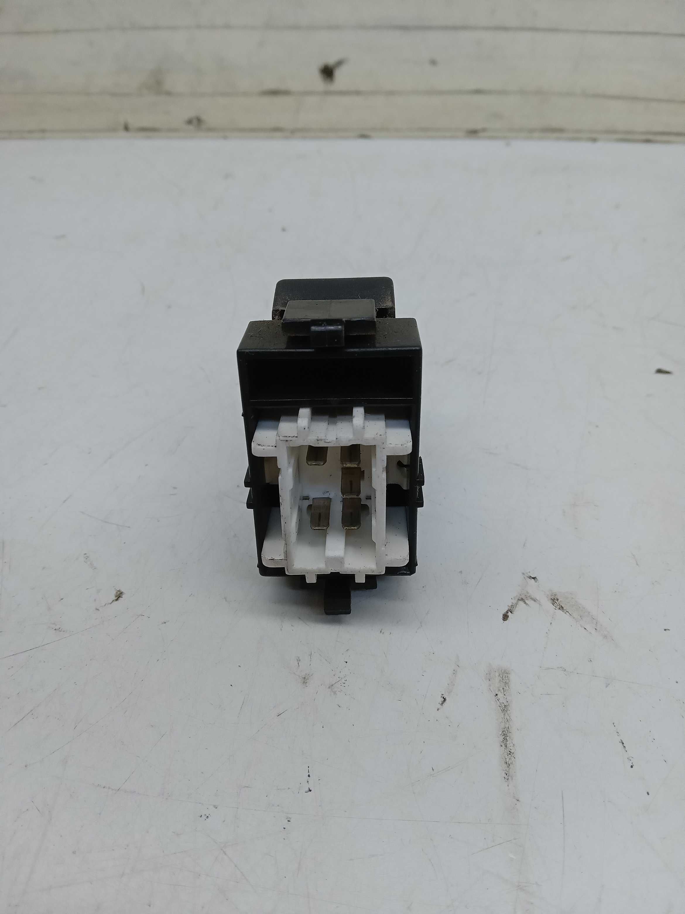 MOLDURA COMANDO BOTAO VIDRO TRAS LE TOYOTA COROLLA XEI 2005 1