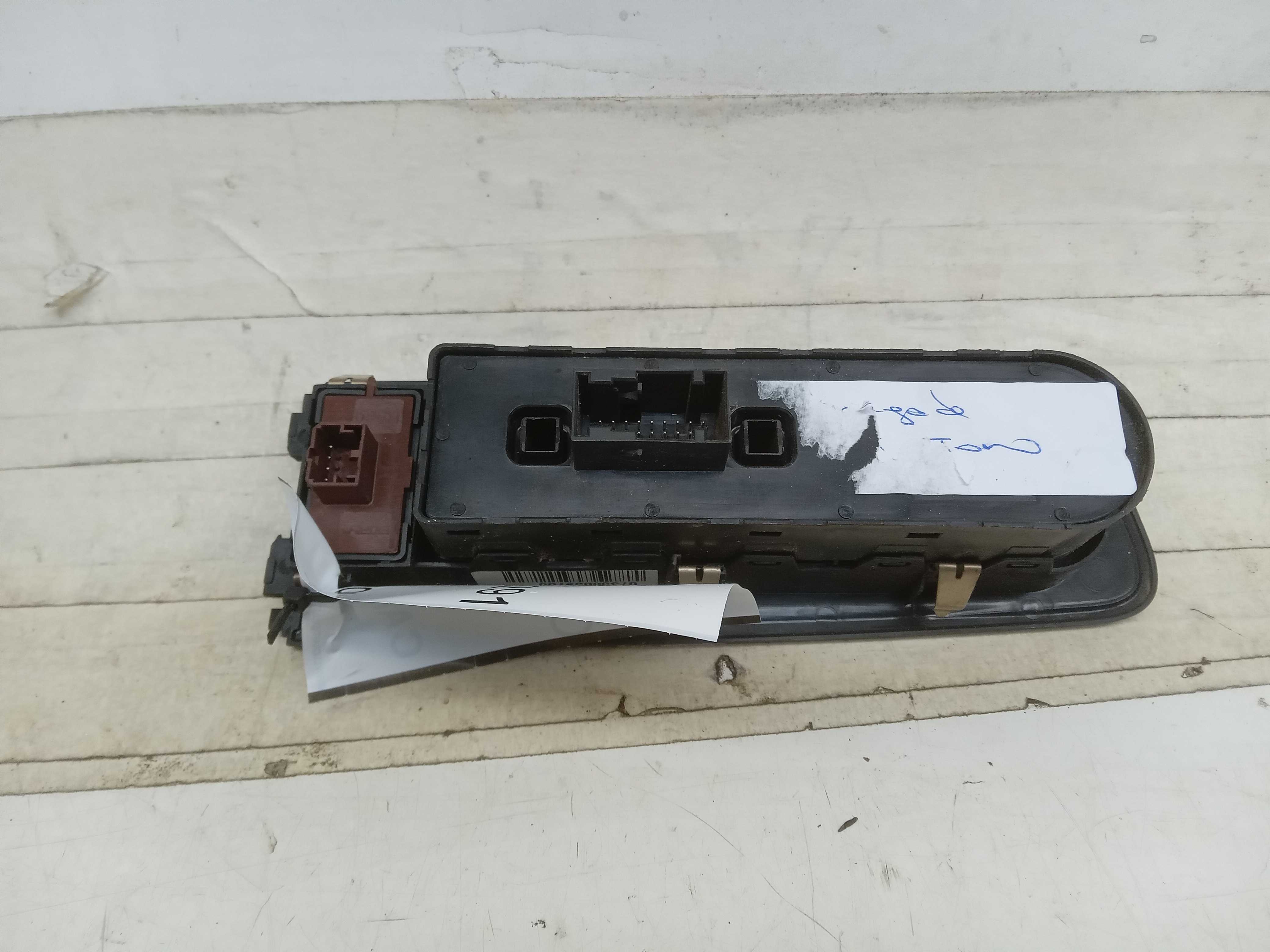 MOLDURA COMANDO BOTAO VIDRO DIANTEIRA LE FIAT TORO 1