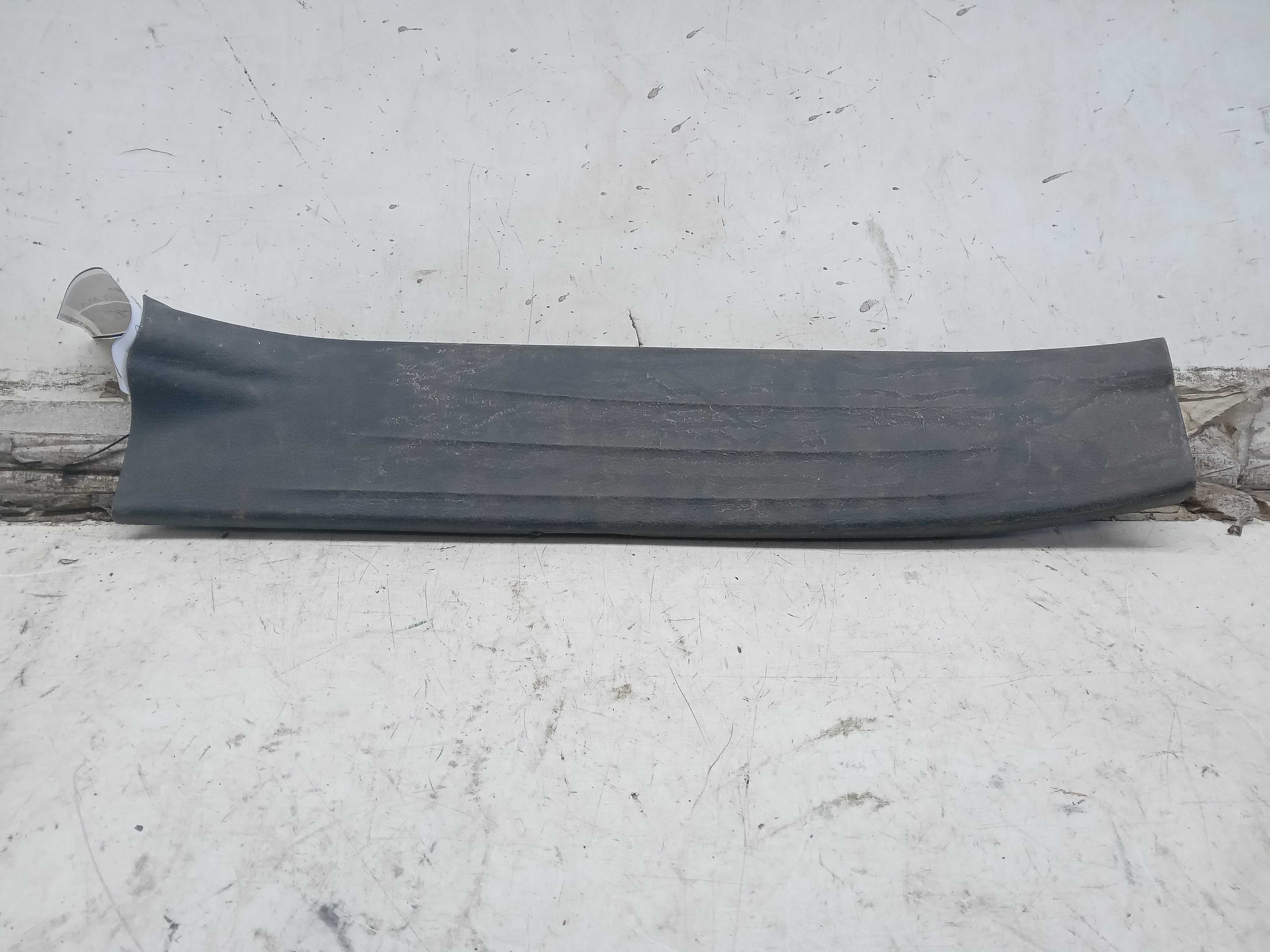 ACABAMENTO MOLDURA SOLEIRA PORTA TRASEIRA TOYOTA HILUX 2015
