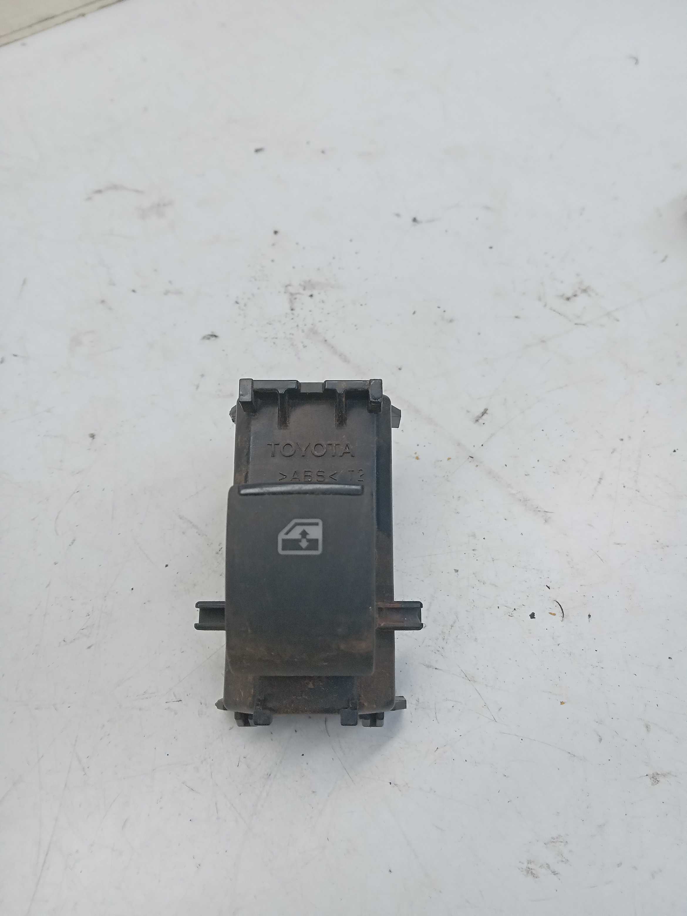 MOLDURA BOTAO VIDRO TRASEIRA LD TOYOTA HILUX 2017 1