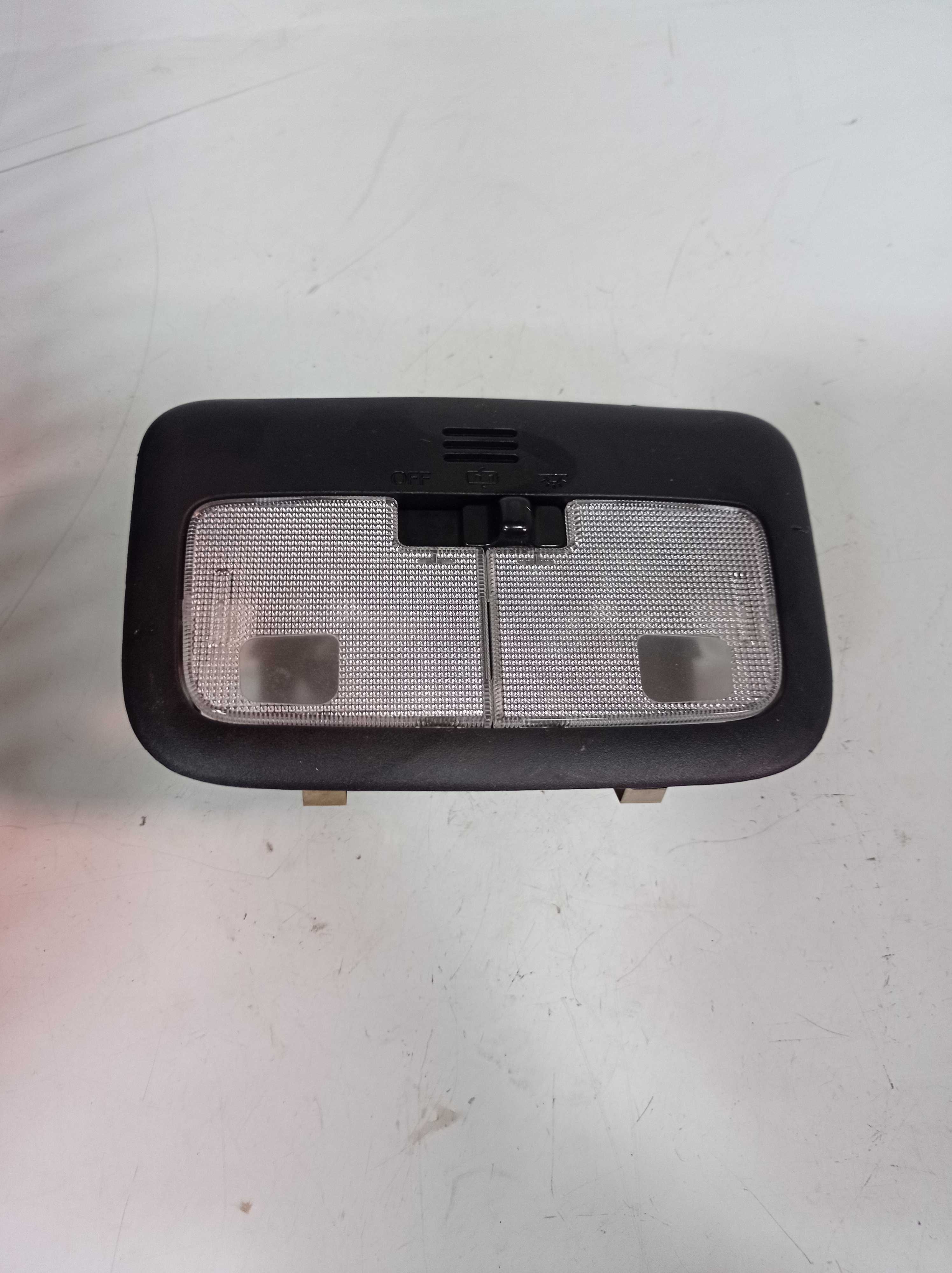 LUZ DE TETO TOYOTA YARIS 2018 2019 1