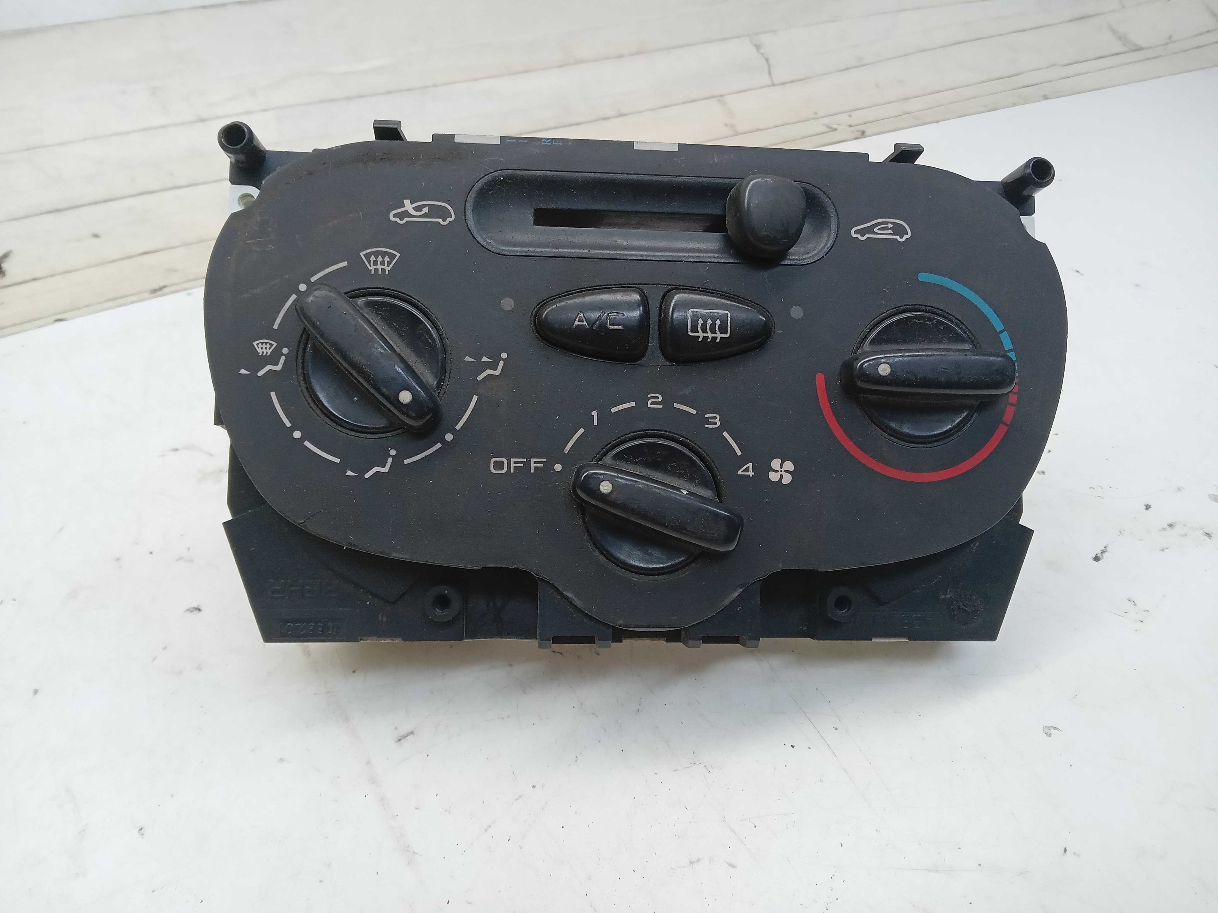 MOLDURA COMANDO AR PEUGEOT 206 2006 1