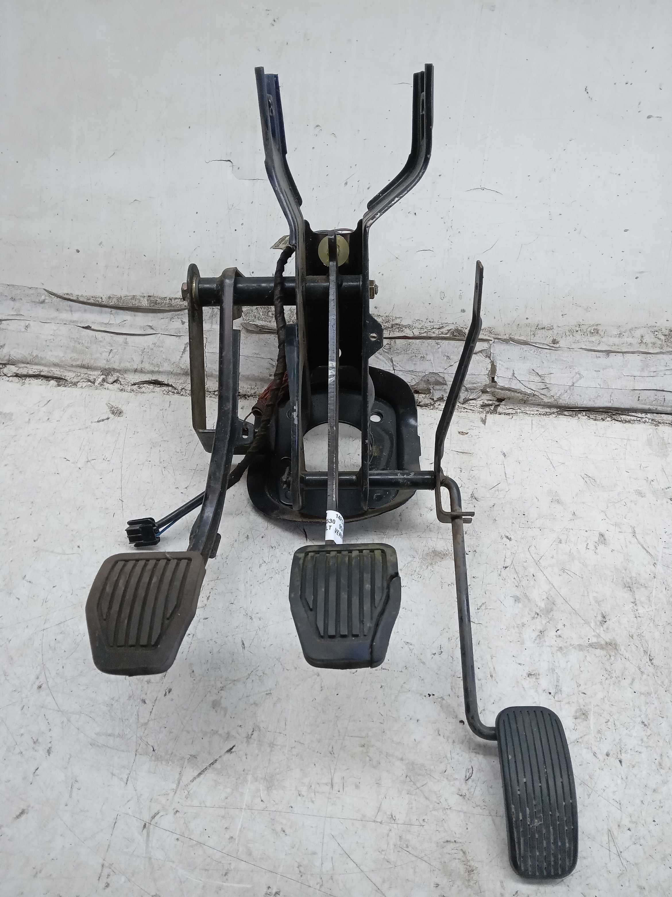PEDALEIRA PEDAL EMBREAGEM FREIO ACELERADOR VOLVO 460 1995