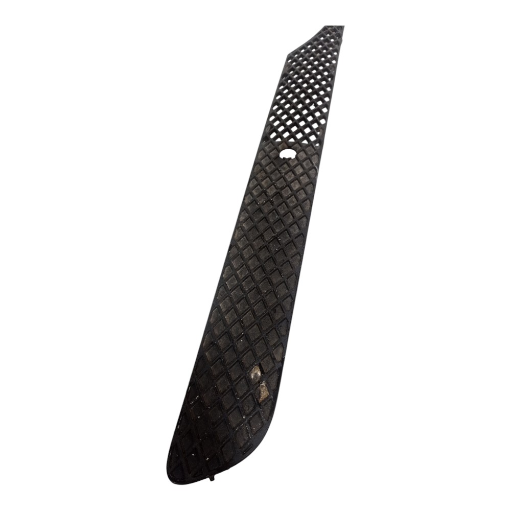 Friso Moldura Grade Inferior Direito Mercedes Axor  Preto 3