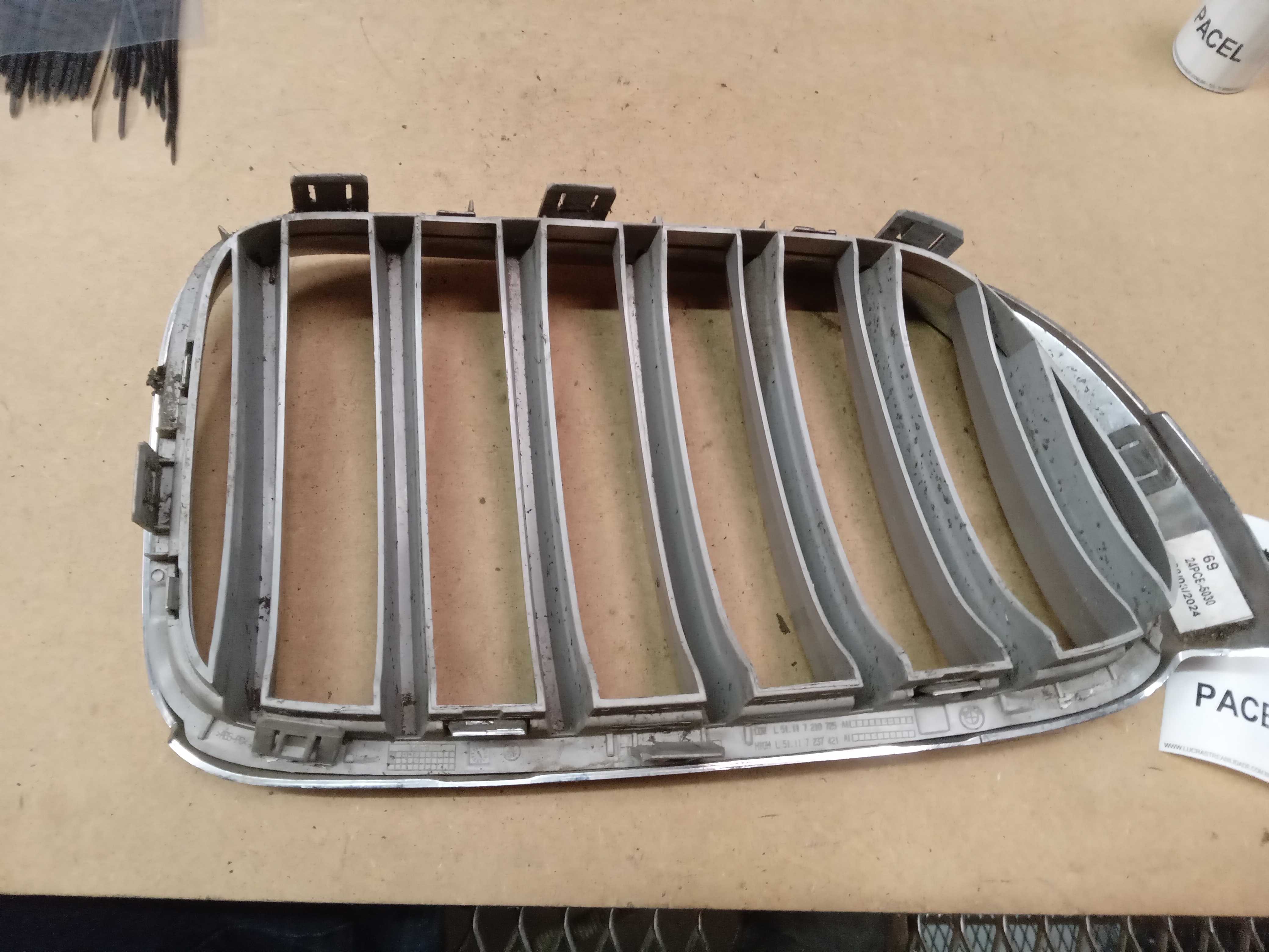 GRADE DIANTEIRA LADO DIREITO BMW X1 2011 2
