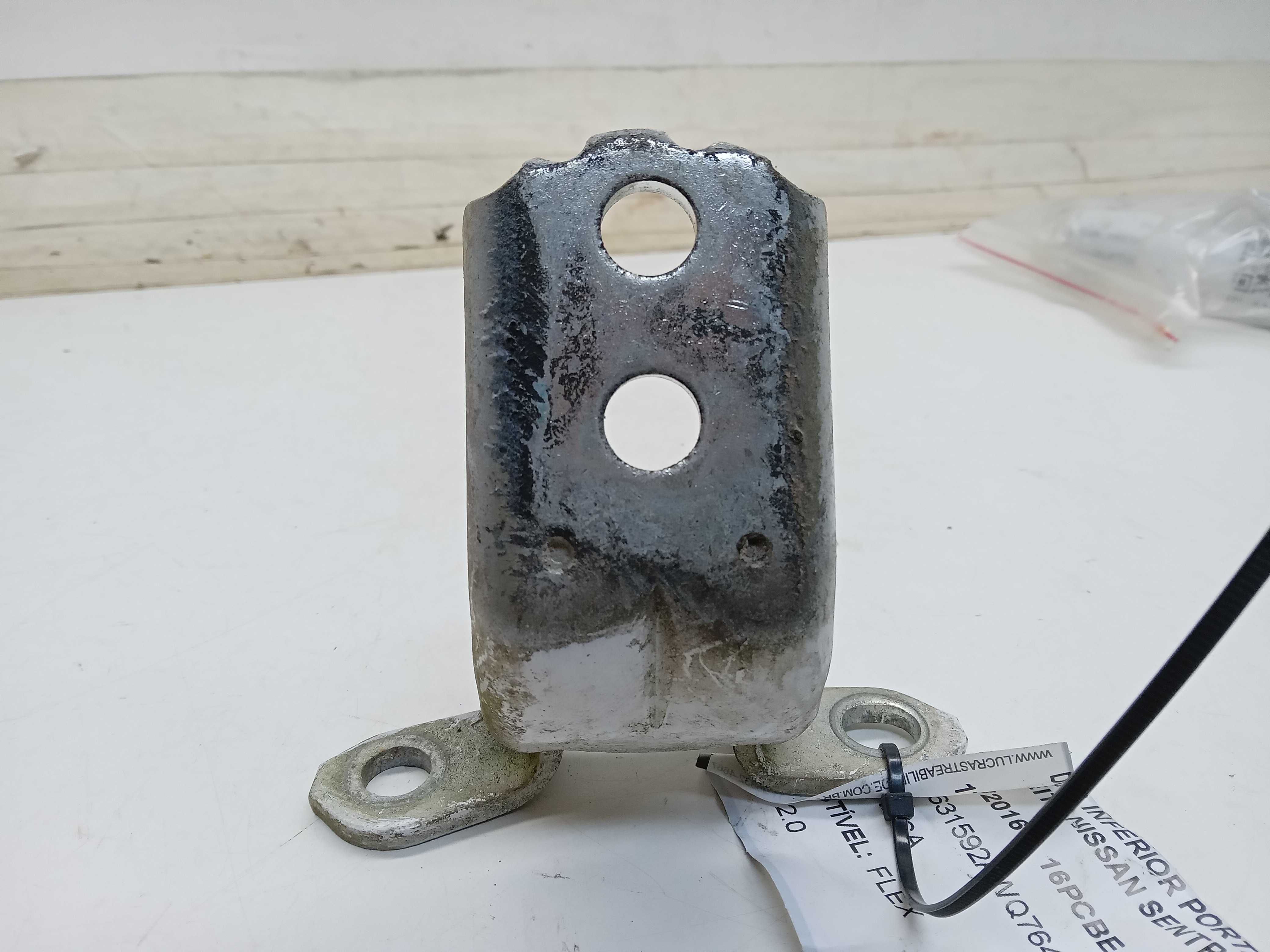 DOBRADIÇA INFERIOR PORTA TRASEIRA LD NISSAN SENTRA 2013 1