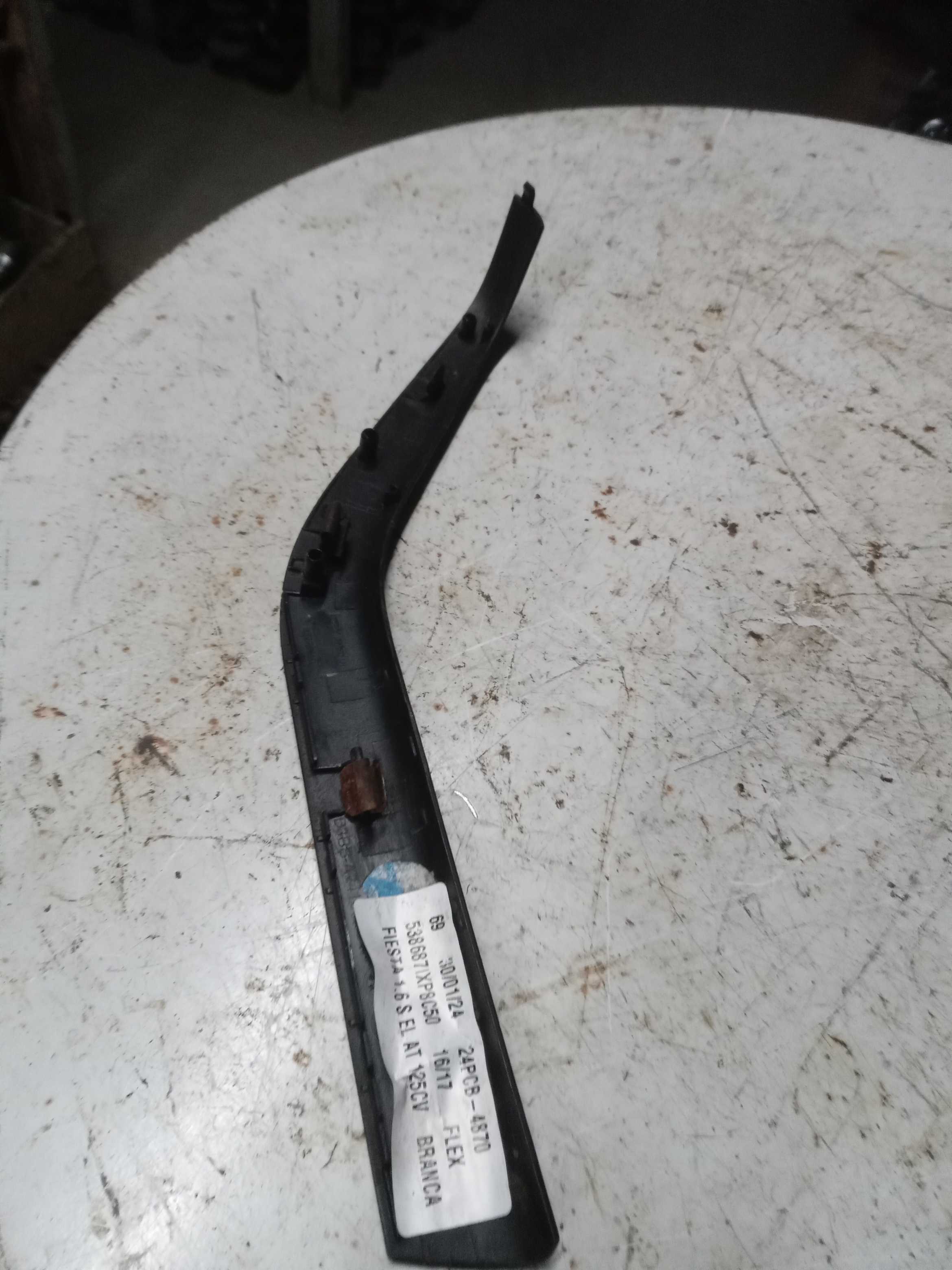 MOLDURA DESCANSA BRAÇO DIANTEIRA ESQUERDA FORD NEW FIESTA 2
