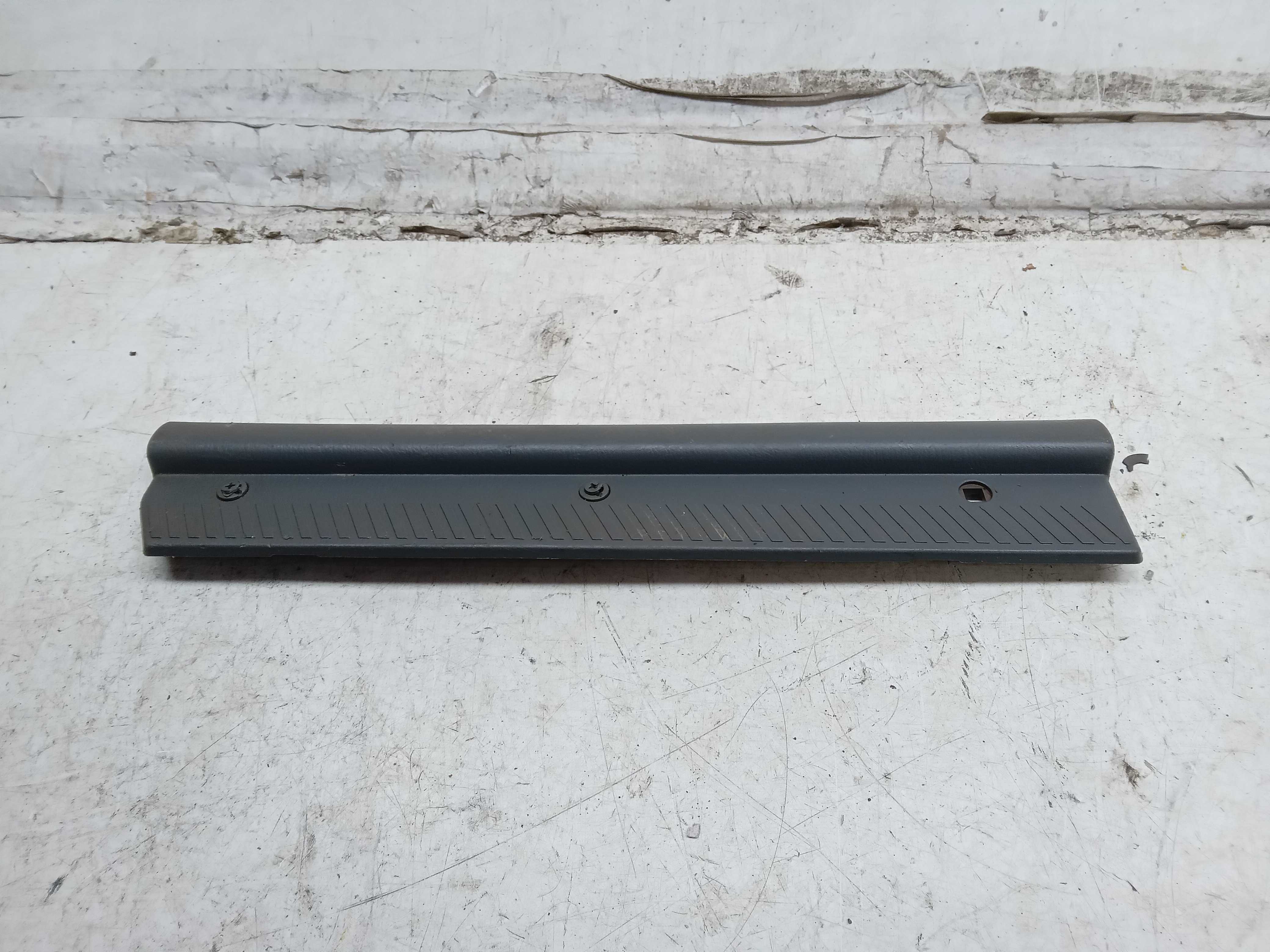 ACABAMENTO SOLEIRA PORTA TRASEIRA LD NISSAN FRONTIER 2004 2