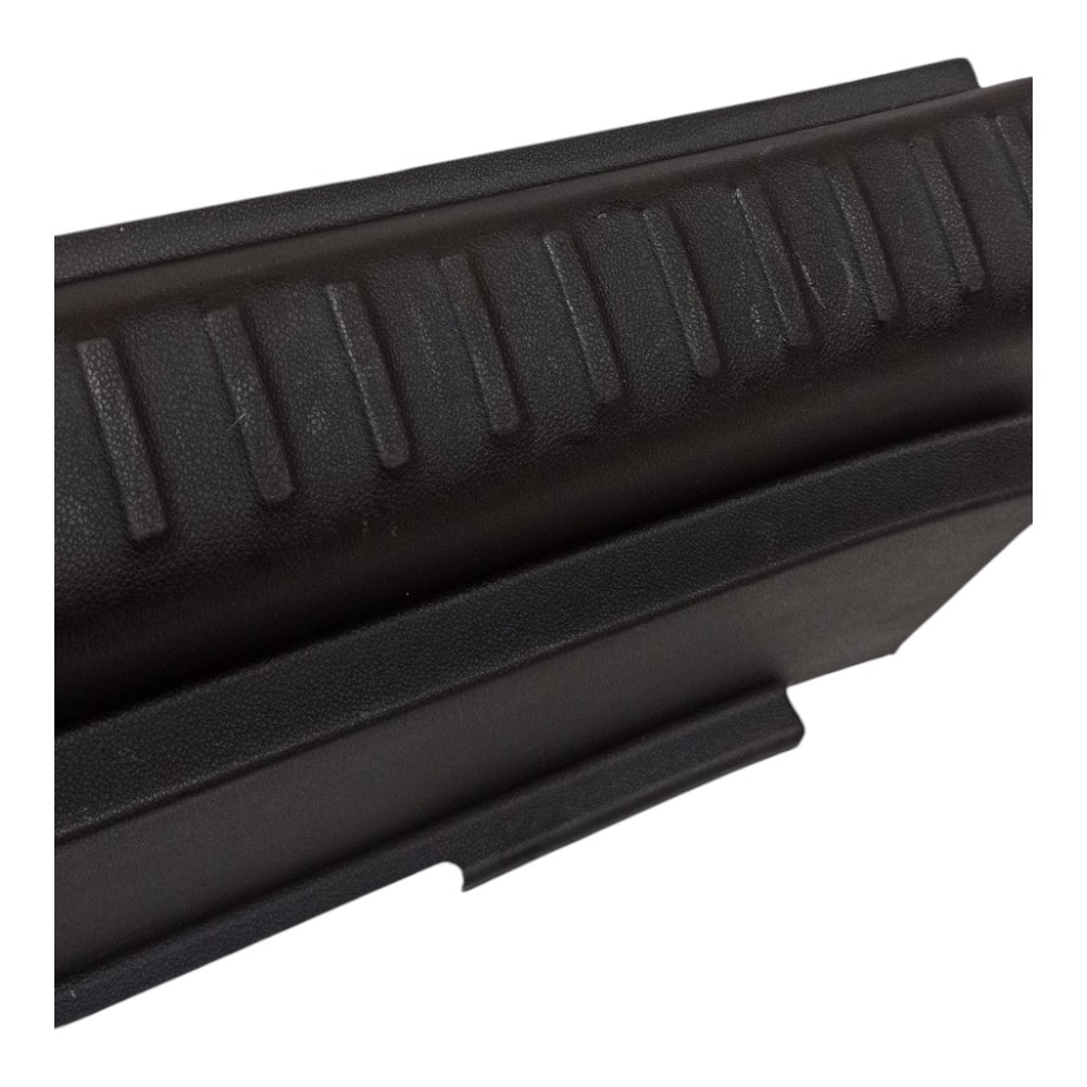 Soleira Porta Malas Gm Tracker 2021 A 2025 Preto 4