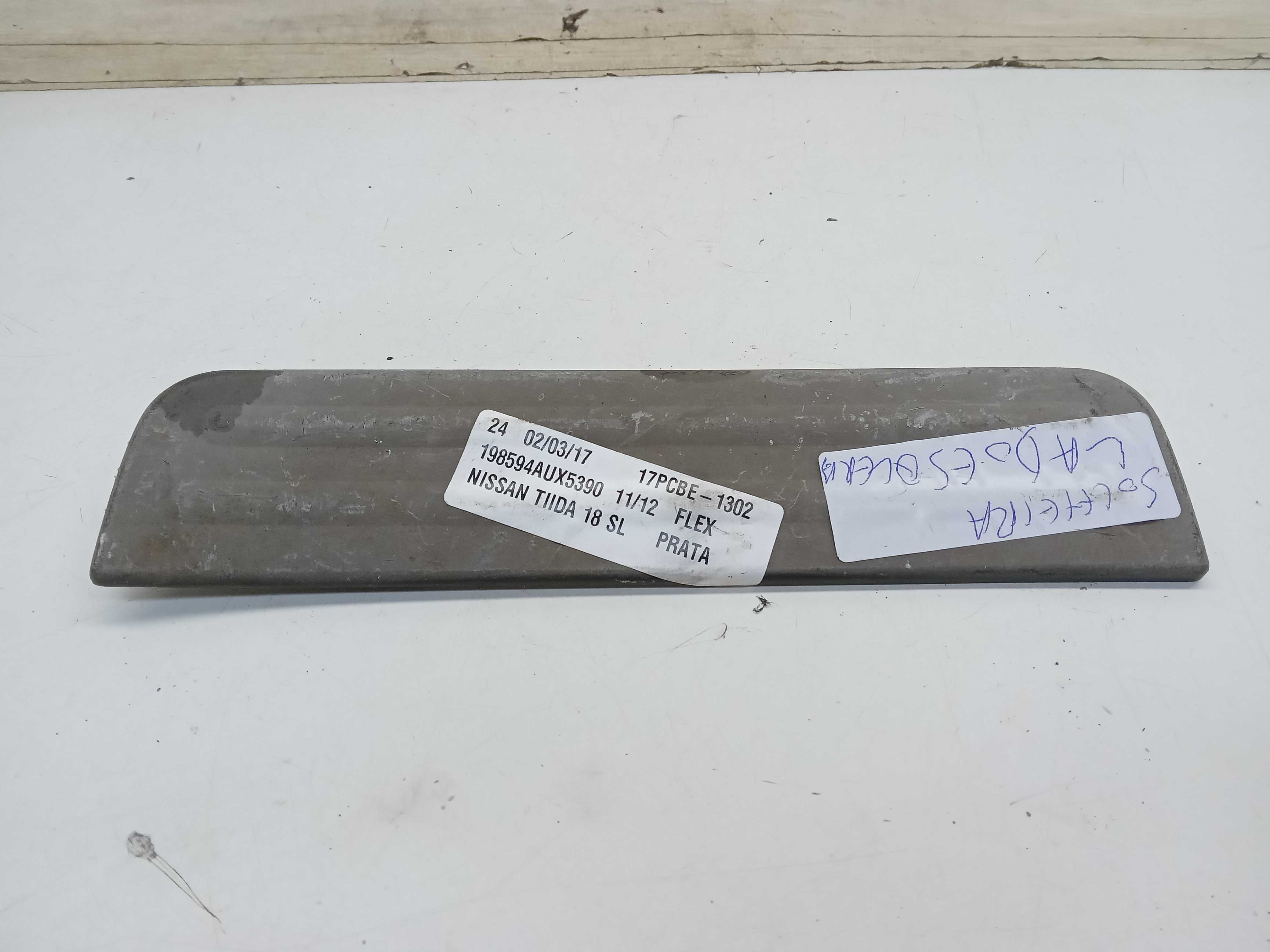 MOLDURA SOLEIRA PORTA TRASEIRA LE NISSAN TIIDA