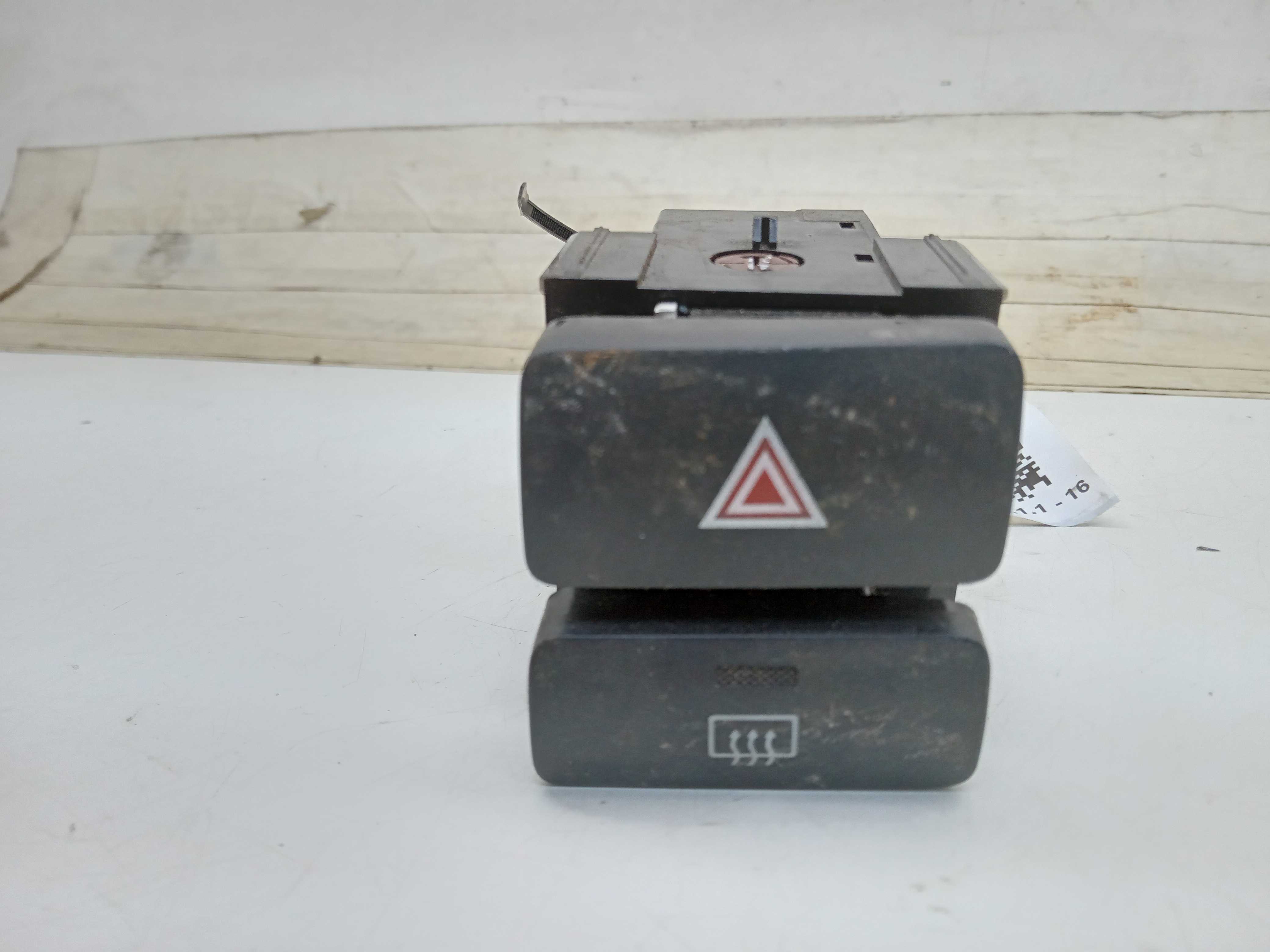 MOLDURA COMANDO BOTAO PISCA ALERTA TOYOTA COROLLA 2011 1
