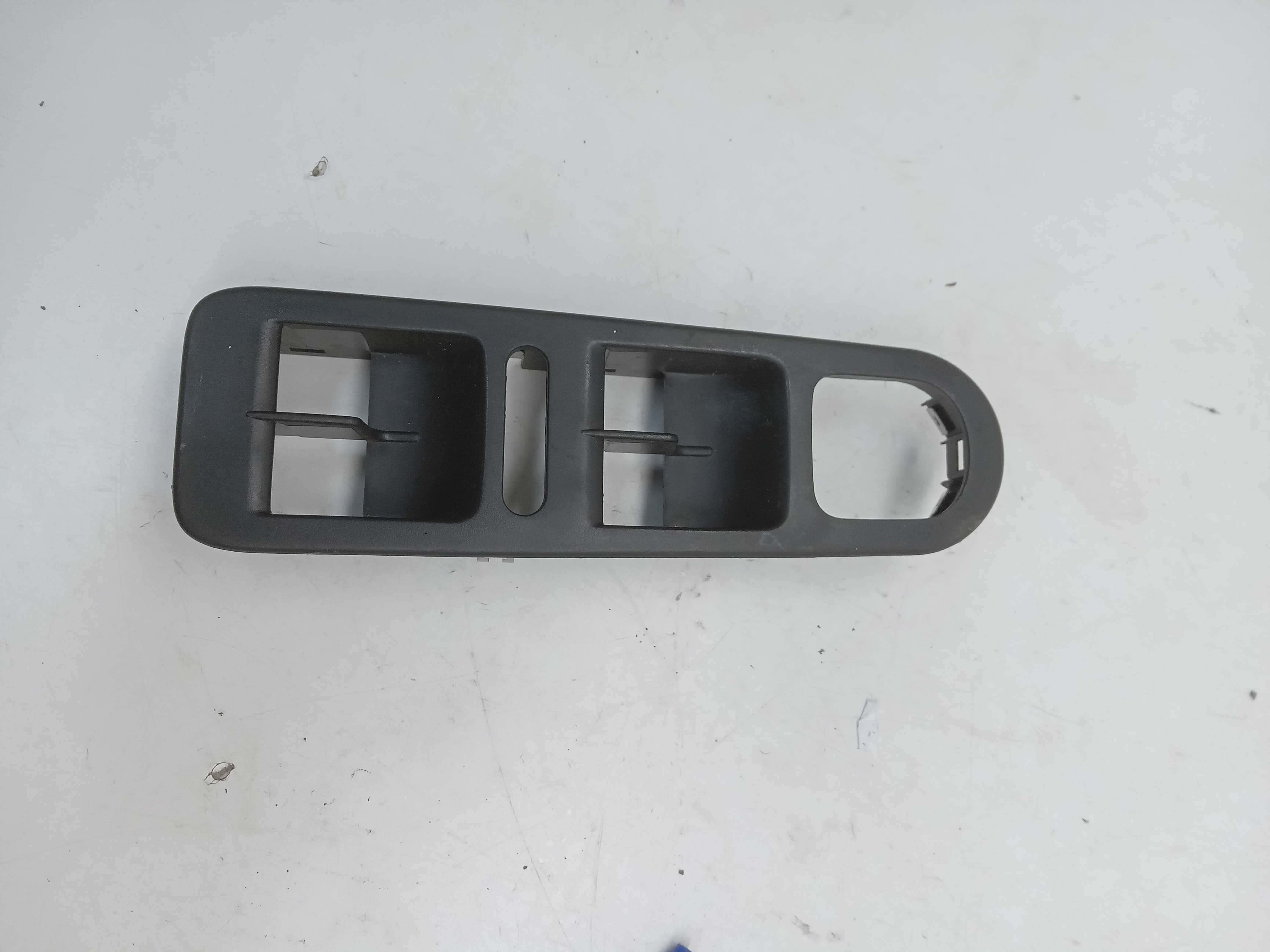MOLDURA COMANDO BOTAO VIDRO DIANTEIRA LE AMAROK 2015 1