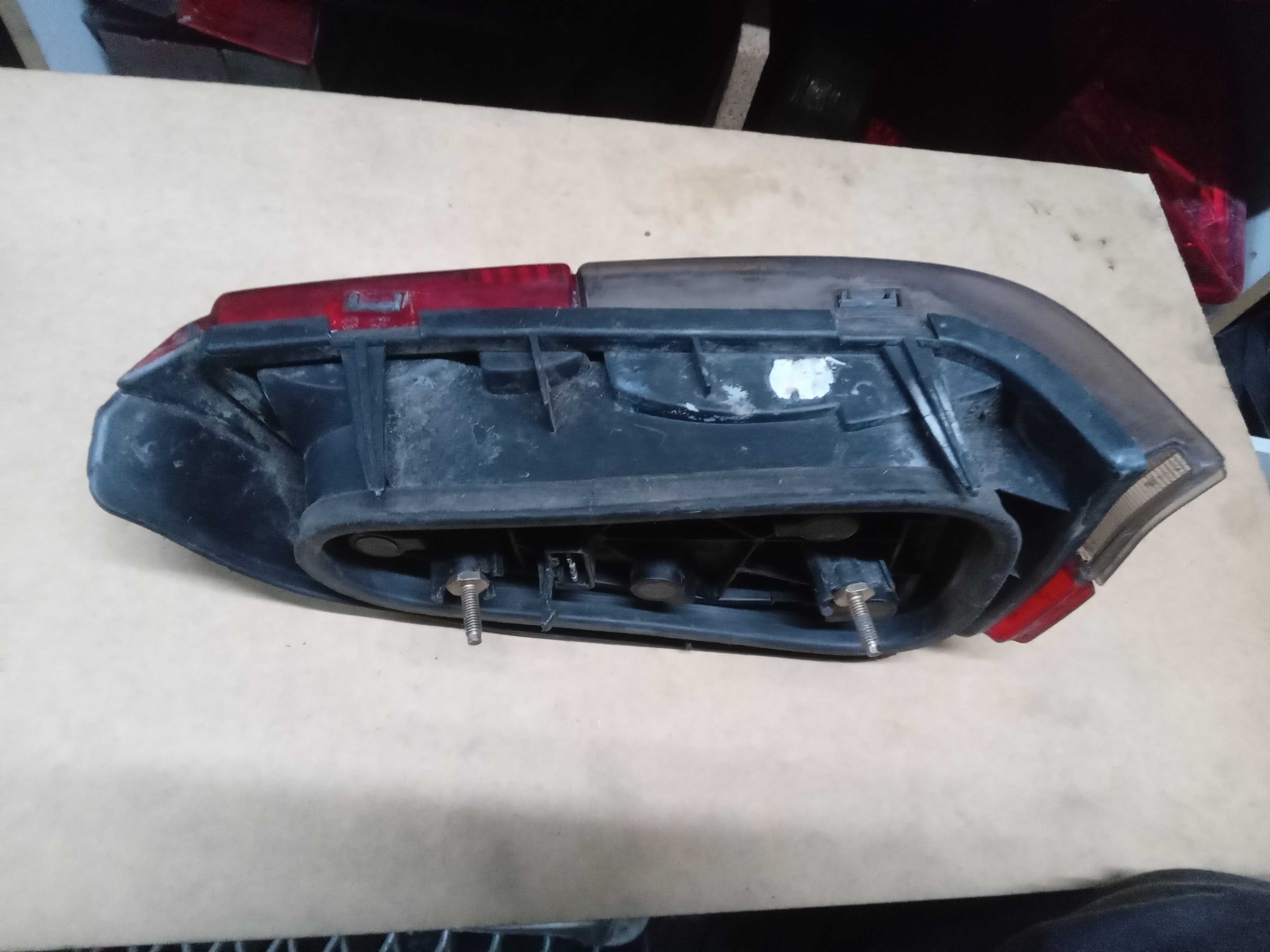 LANTERNA TRASEIRA DIREITA PEUGEOT 106 1993 4