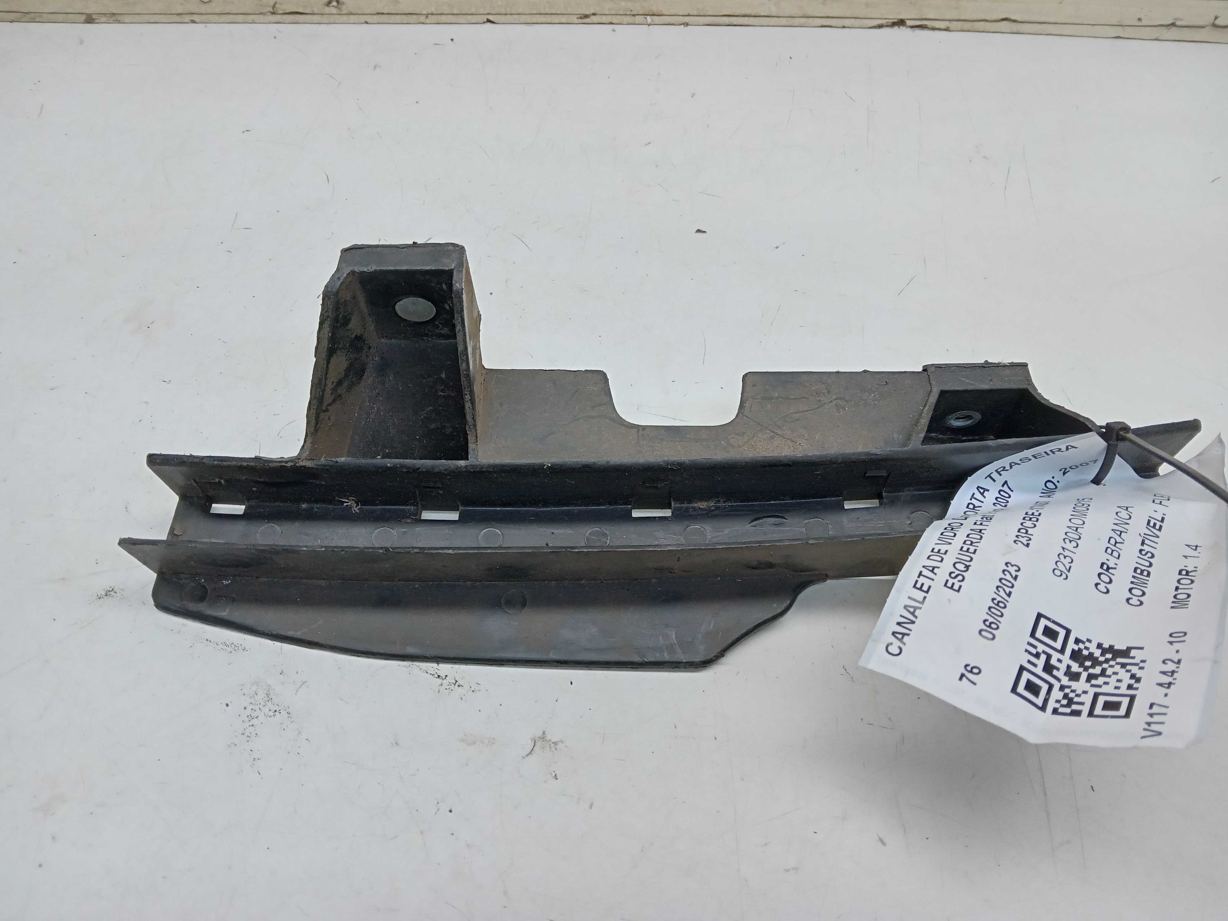 SUPORTE GUIA VIDRO PORTA TRASEIRA LE FIAT PALIO 2007 1