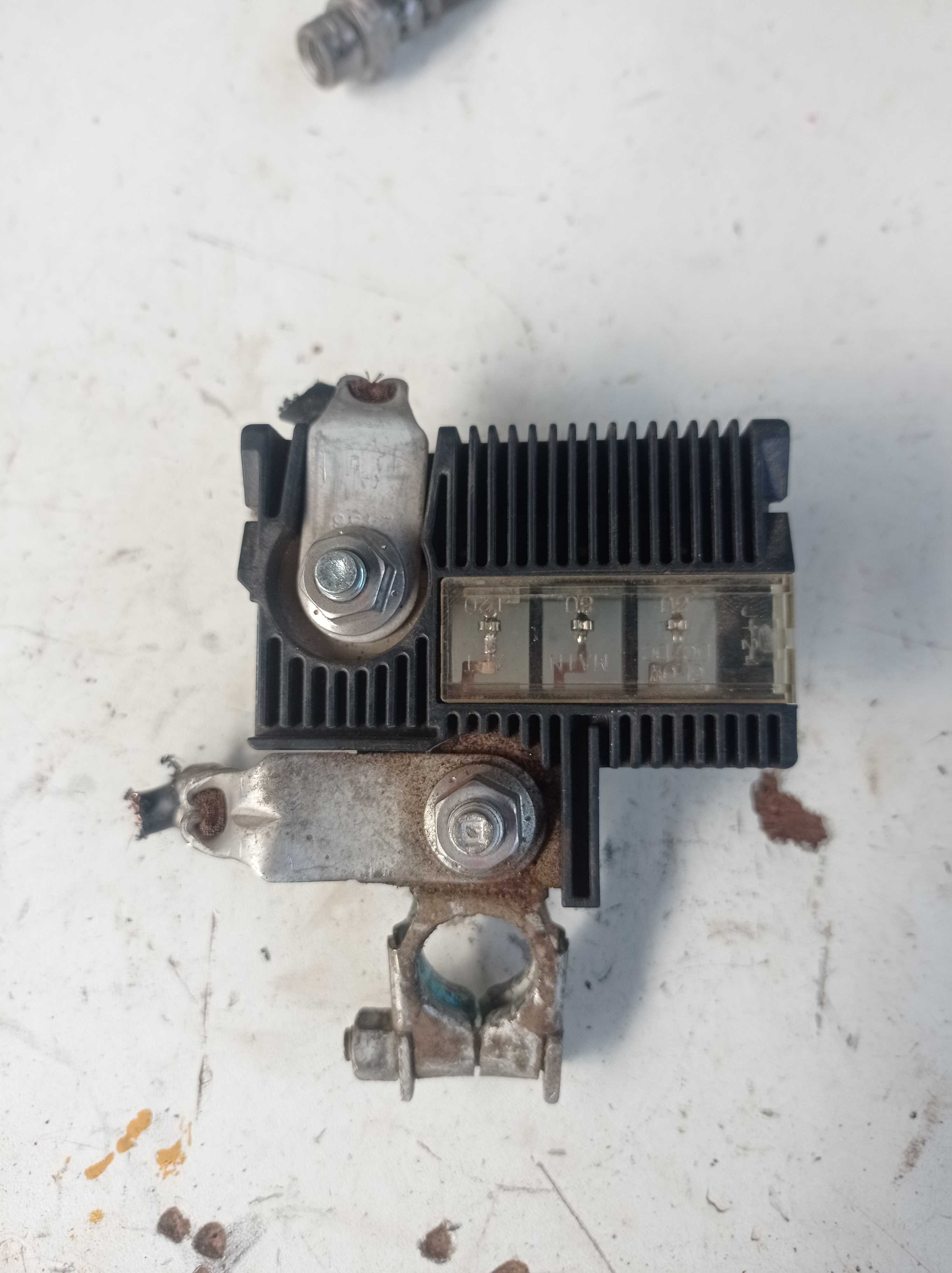 Terminal polo placa positivo bateria Yaris 2018