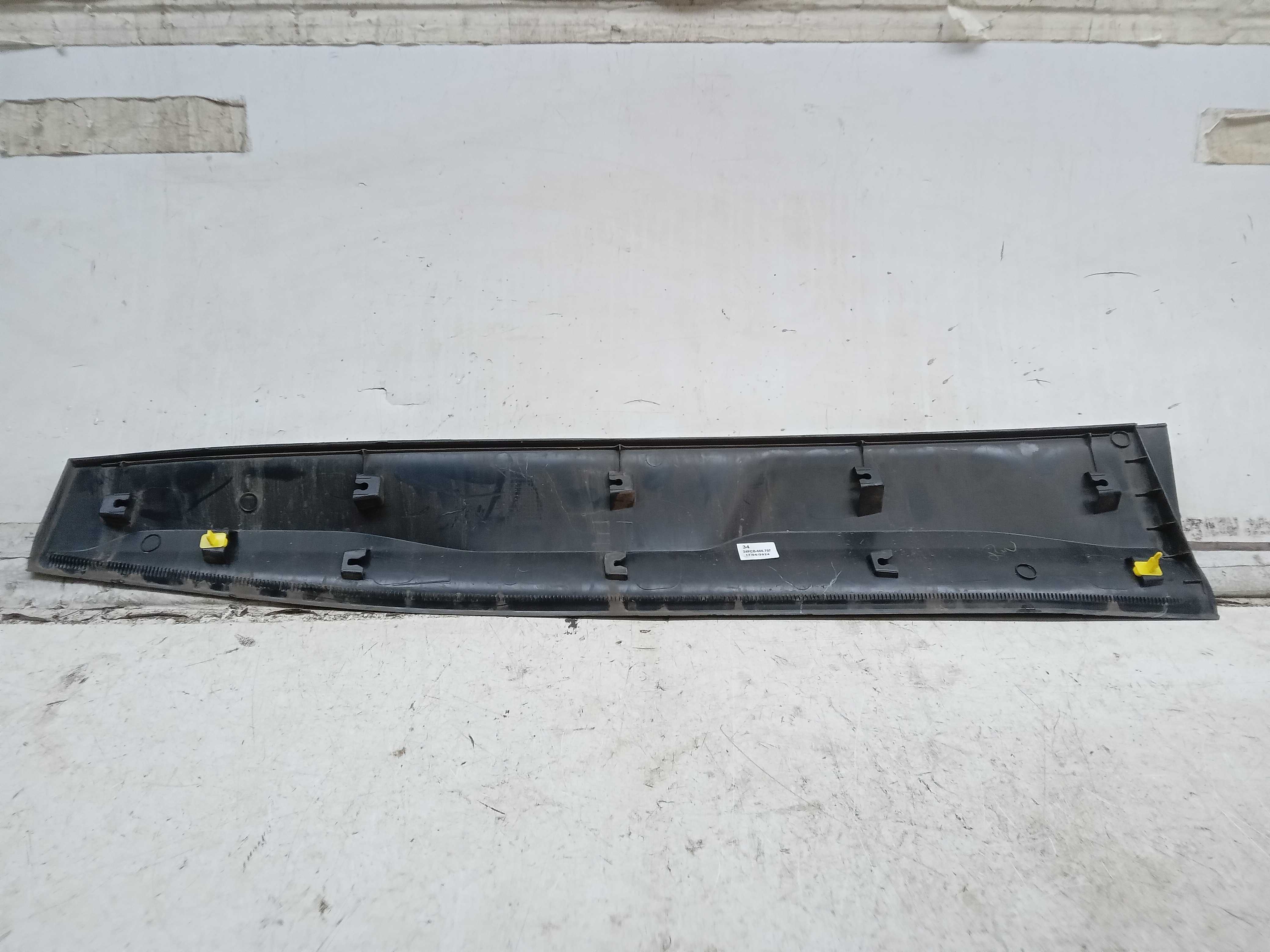 MOLDURA ACABAMENTO PORTA DIANTEIRA LE GM TRACKER 2023 2