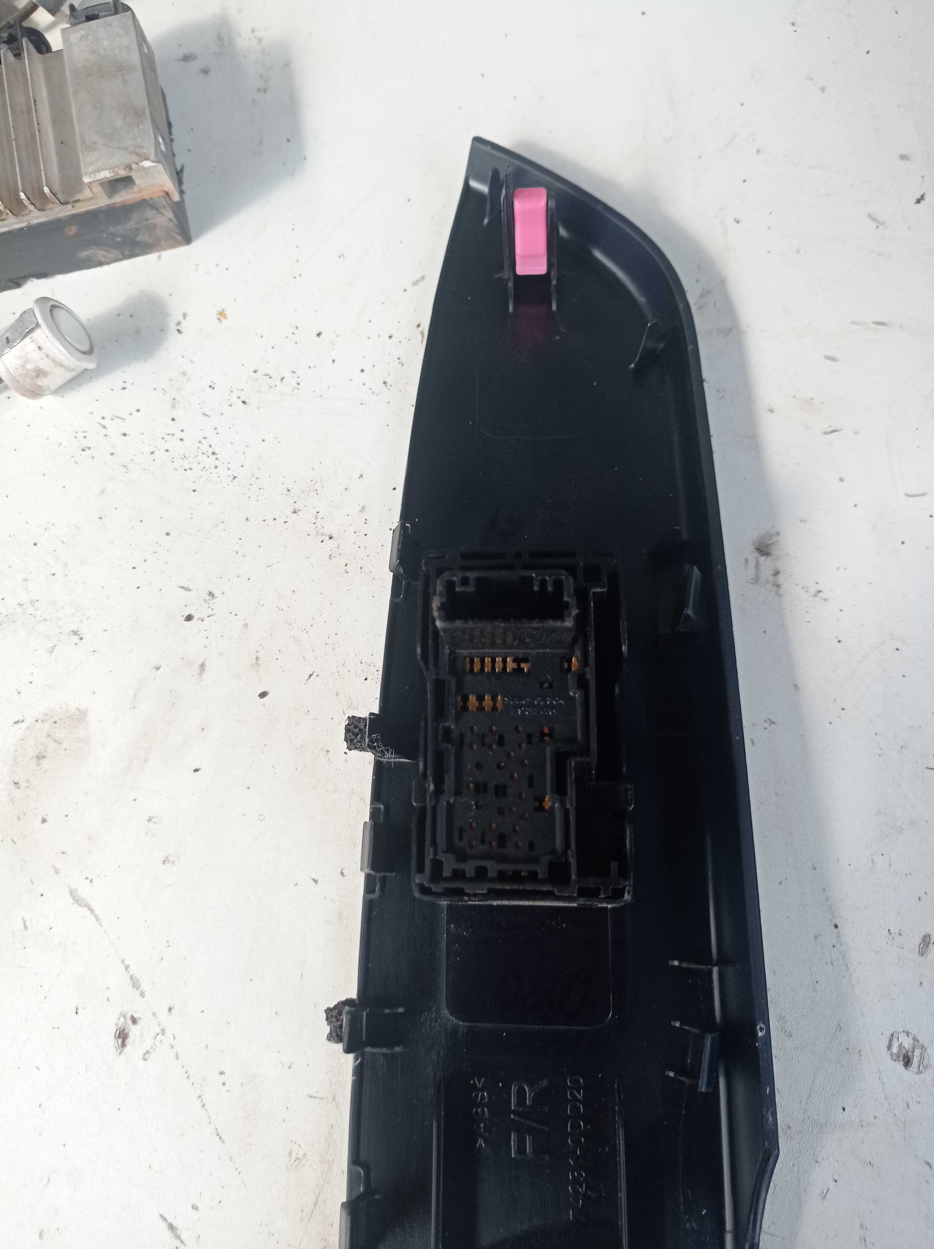 botao comando vidro eletrico diant direito Yaris 2018 1