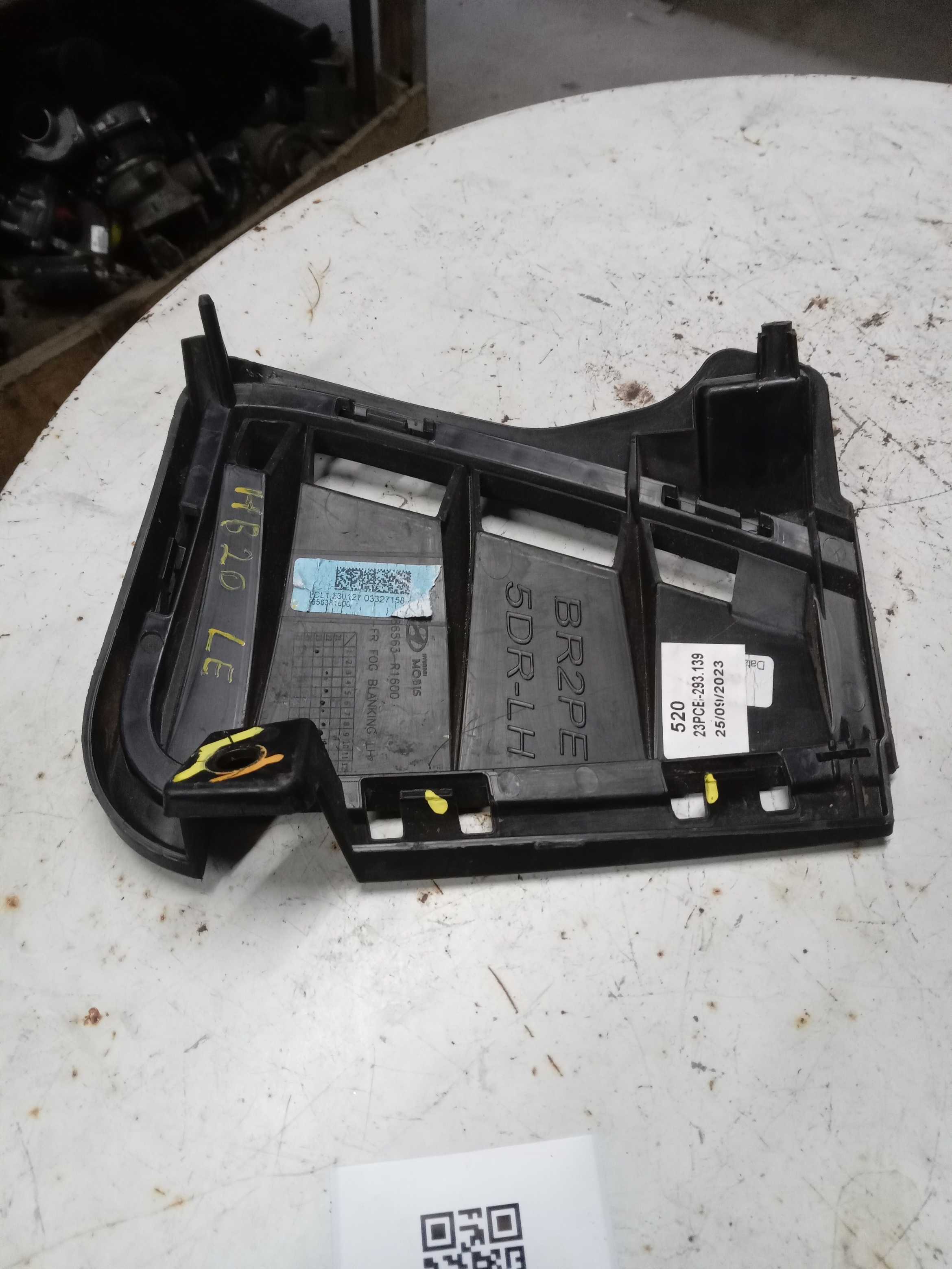 GRADE LADO ESQUERDO FAROL NEBLINA HYUNDAI HB20 2023 1