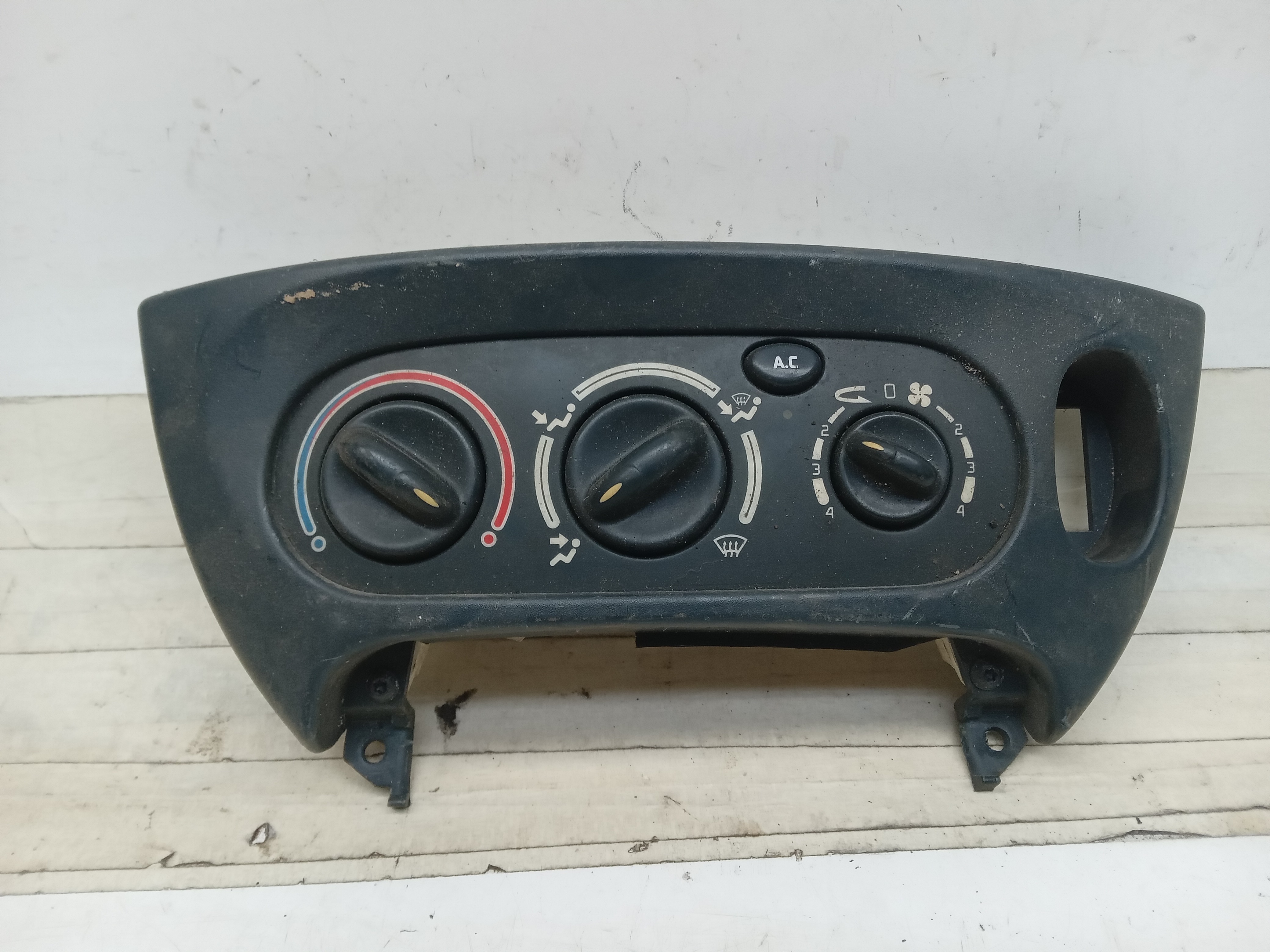MOLDURA COMANDO AR RENAULT MEGANE 1