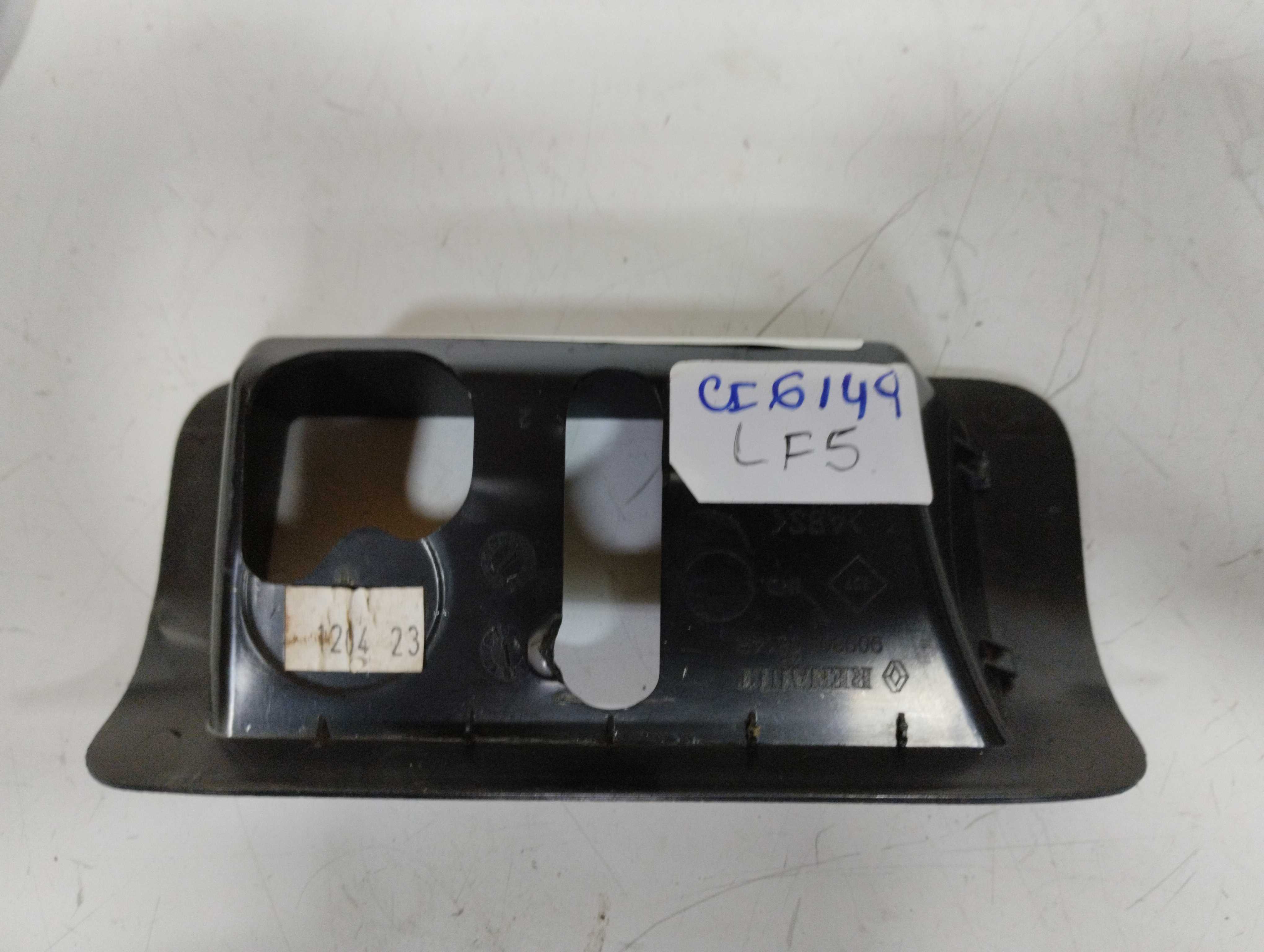 Acabamento fechadura porta mala Renault Kwid 2