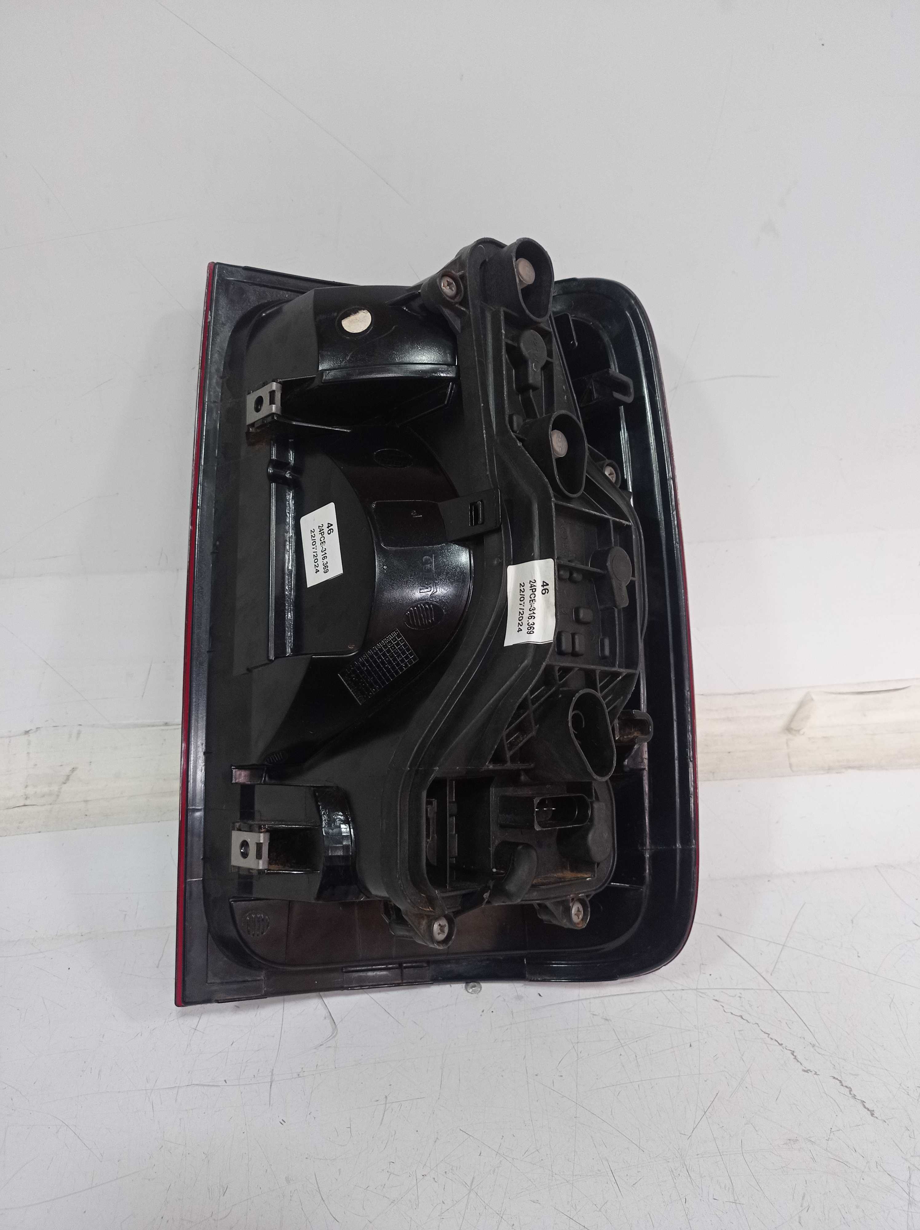 LANTERNA TRASEIRA ESQUERDA VOLKSWAGEN AMAROK 2017 ORIGINAL 2