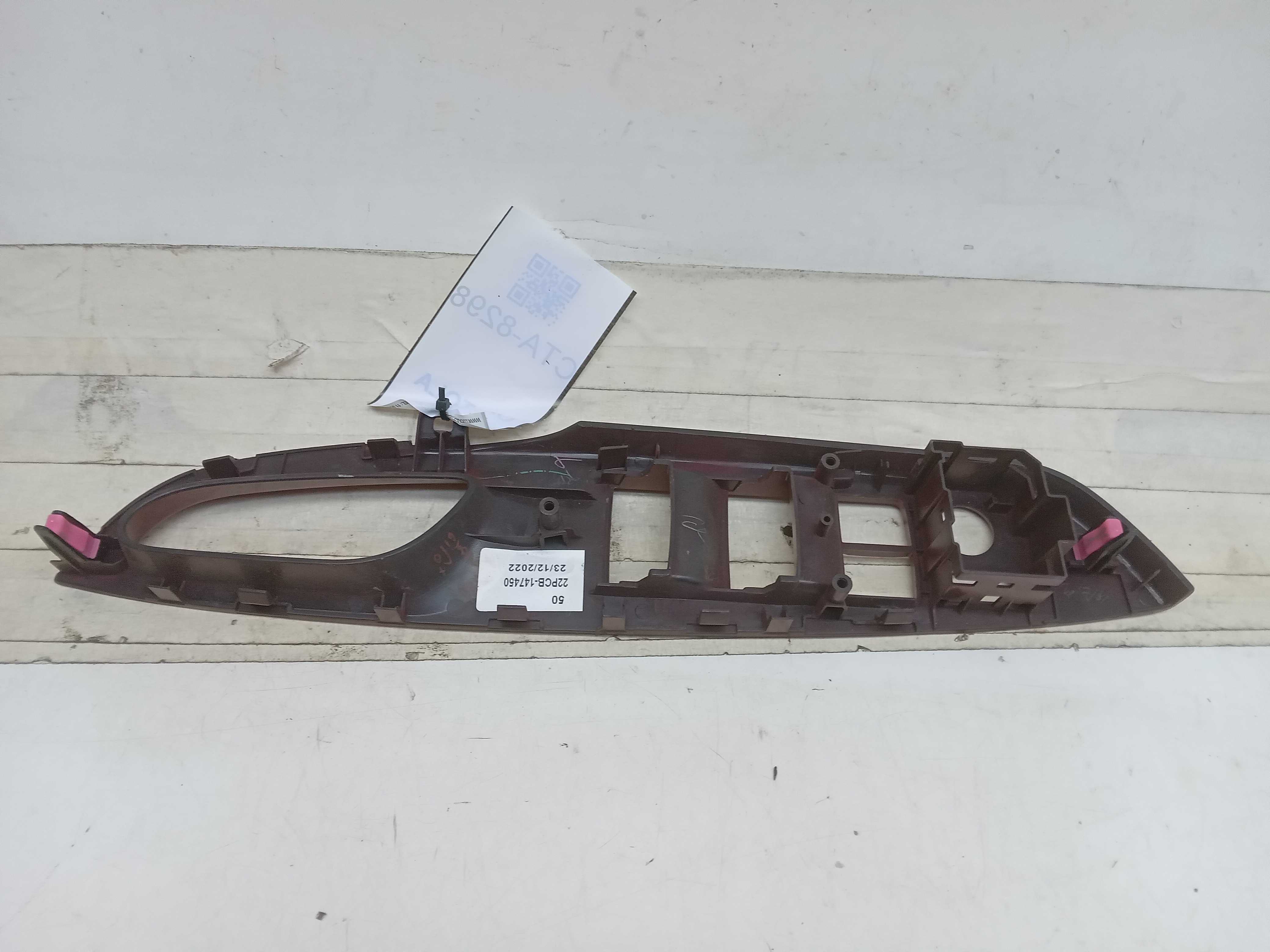 MOLDURA COMANDO BOTAO VIDRO DIANTEIRA LE TOYOTA YARIS 2018 2