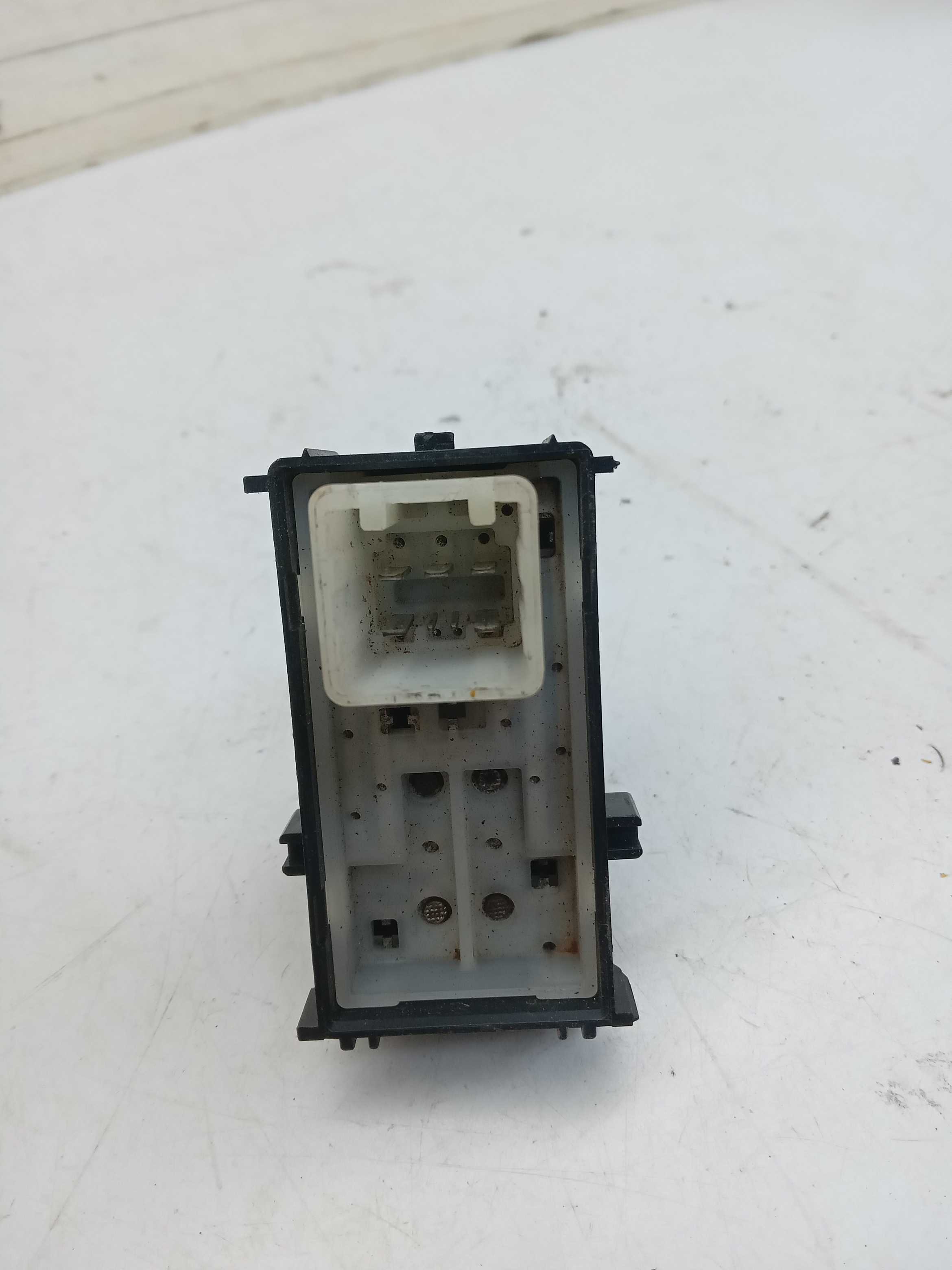 MOLDURA BOTAO VIDRO TRASEIRA LD TOYOTA HILUX 2017 2