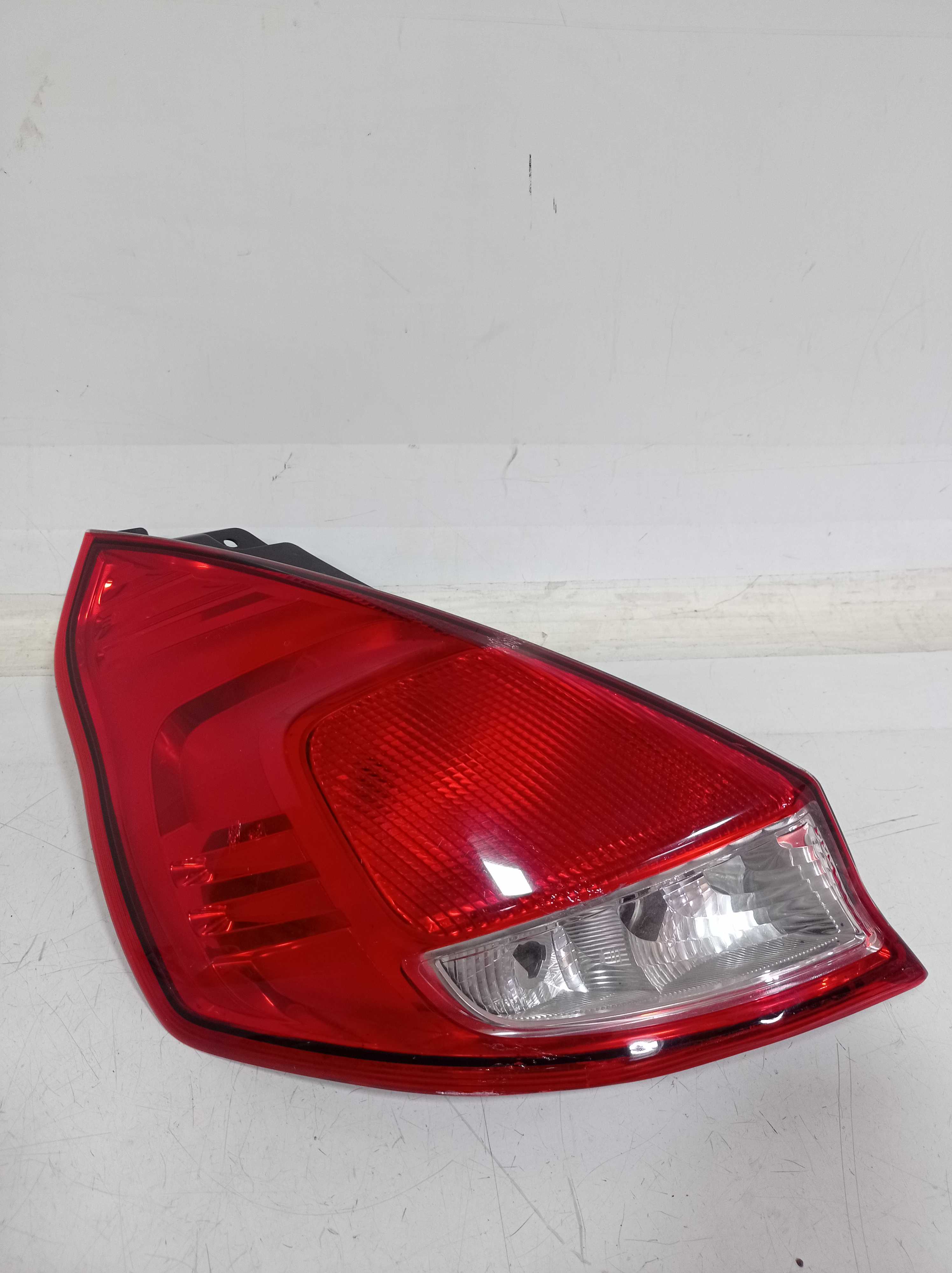 D3BB13405A LANTERNA T ESQUERDA FORD NEW FIESTA HATCH 13 RECU