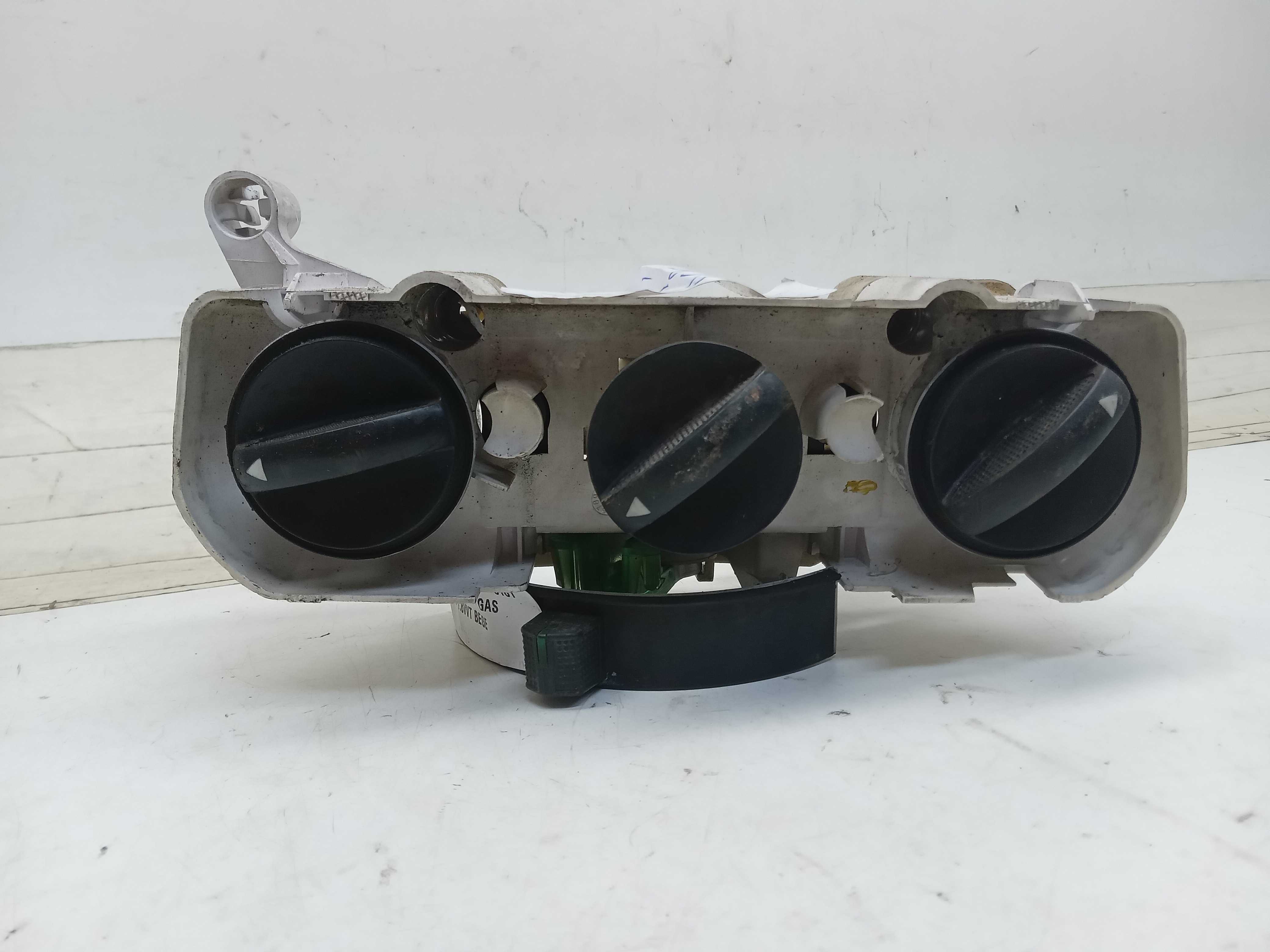 MOLDURA COMANDO AR TOYOTA COROLLA 2005 1