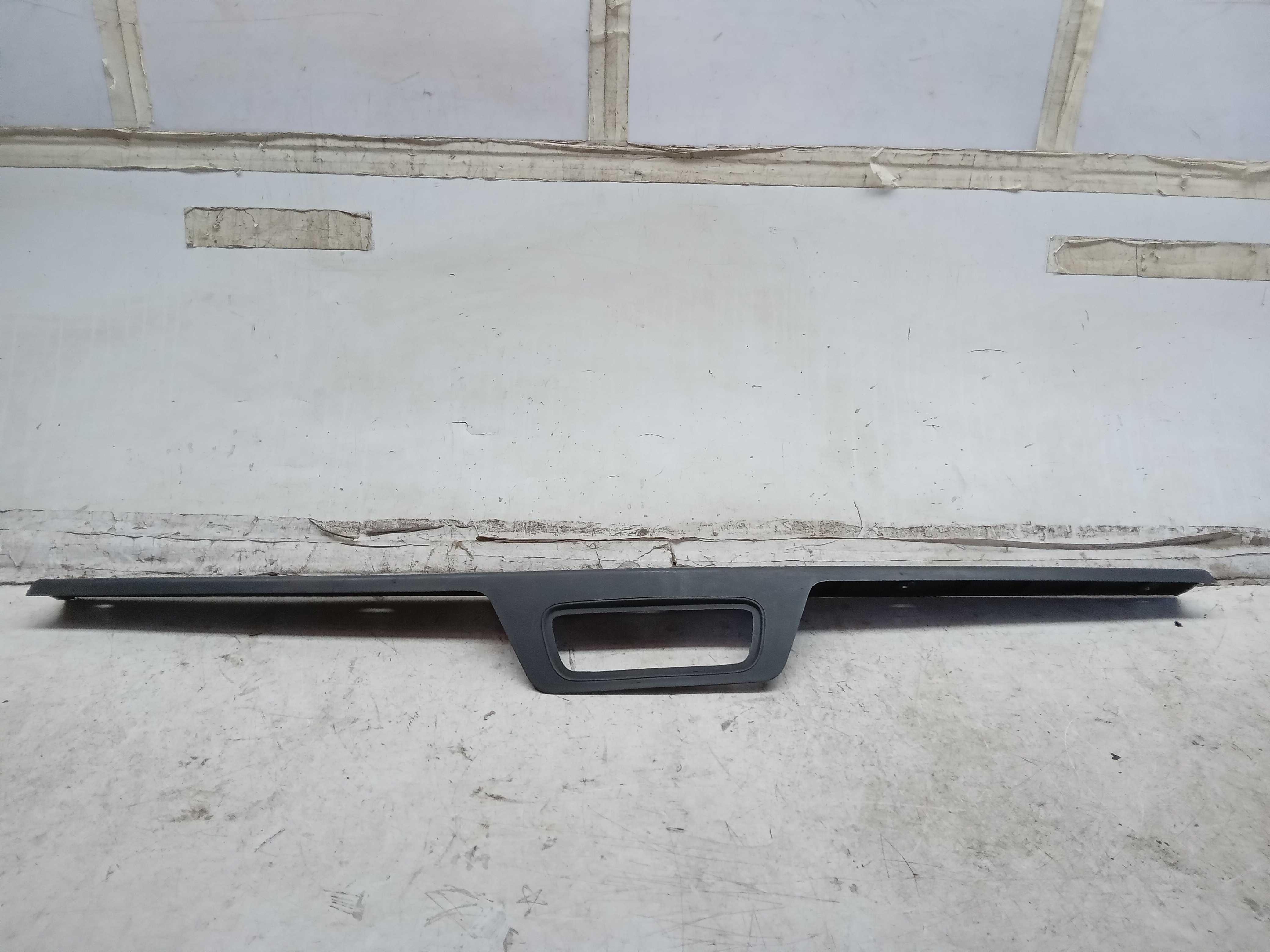 Moldura acabamento tampa traseira gm montana 2012 a 2021