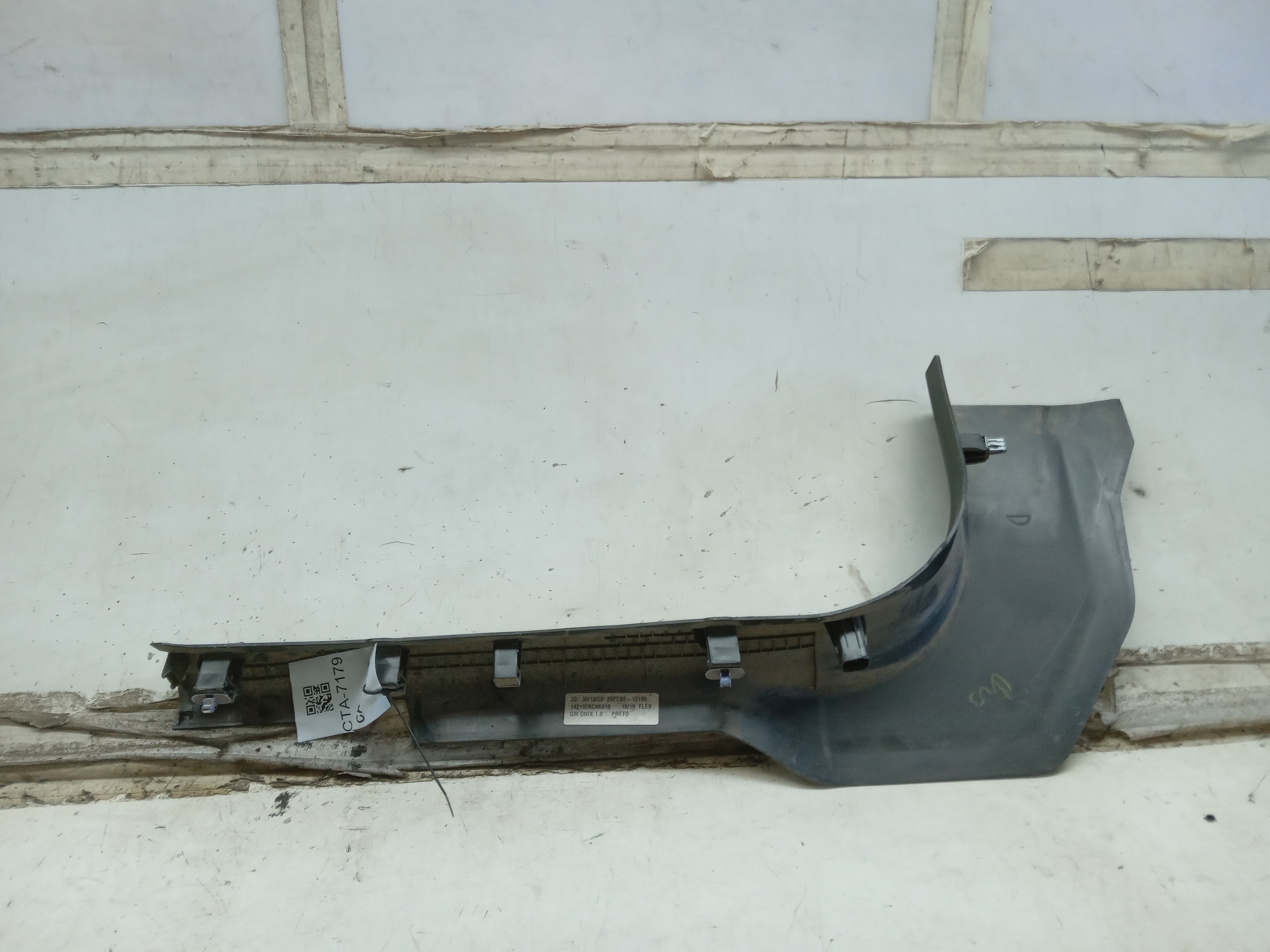 MOLDURA ACABAMENTO SOLEIRA DIANTEIRA LD GM ONIX 2018 2