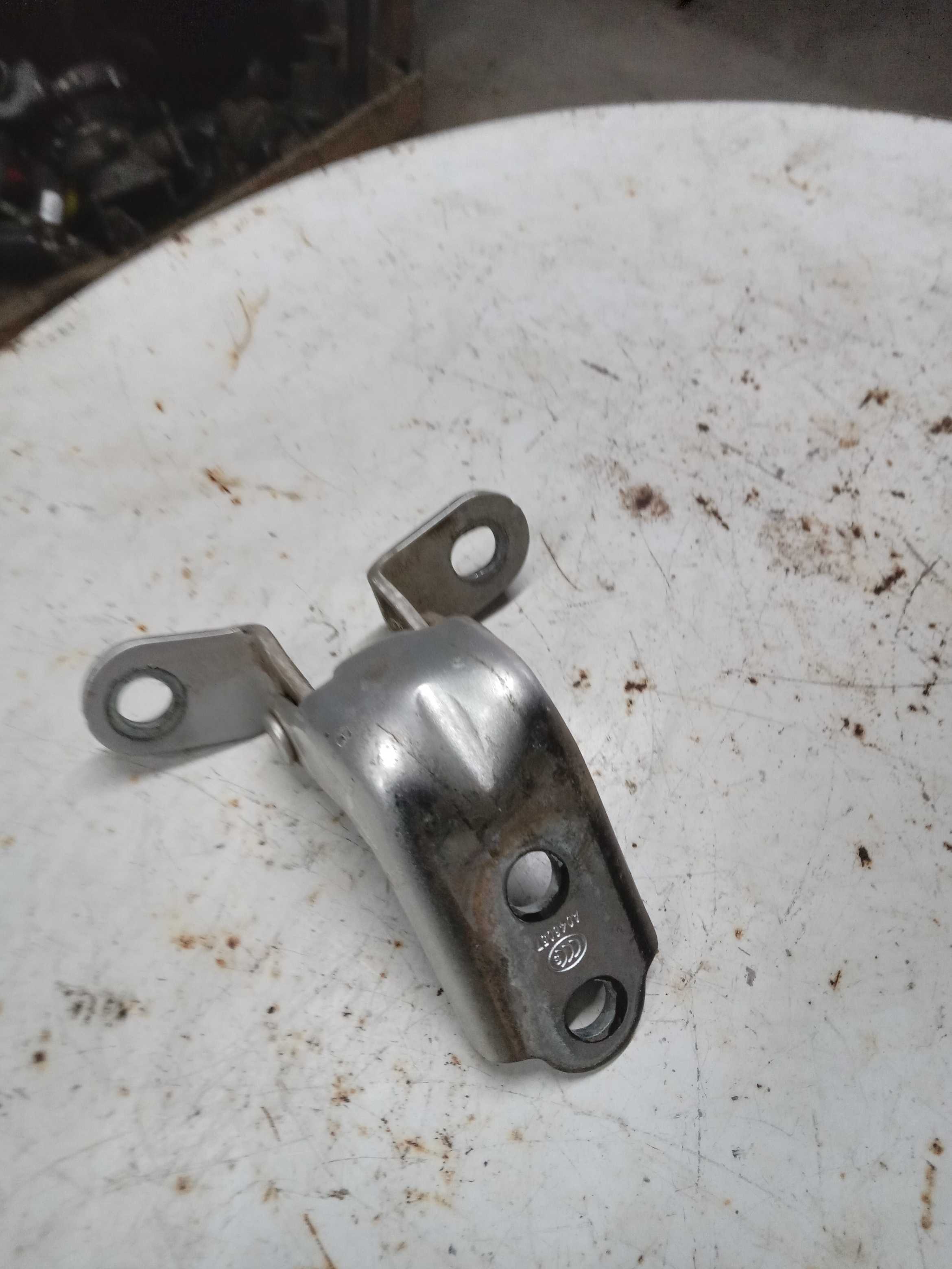 DOBRADIÇA SUPERIOR PORTA LADO DIREITO HYUNDAI IX35 2015 1